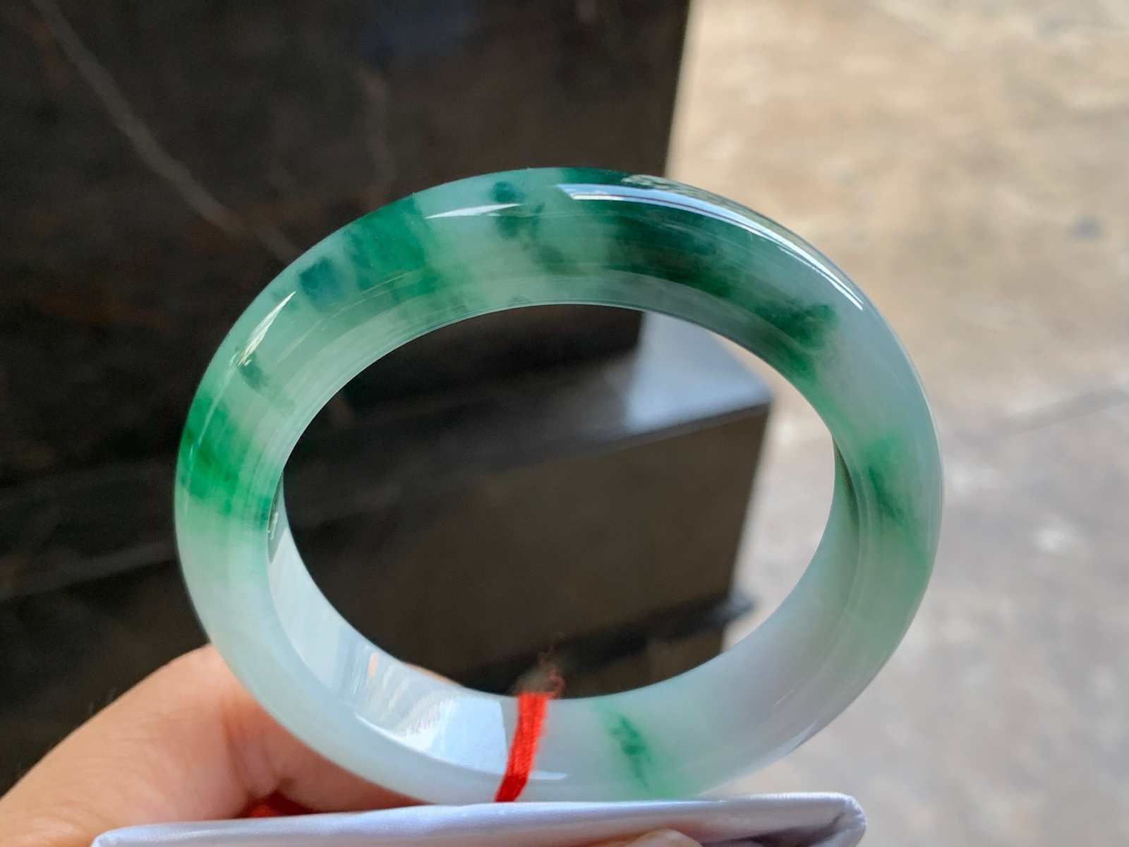 55-13.2-9.3

绿色手镯^_^鲜艳 玉质细腻