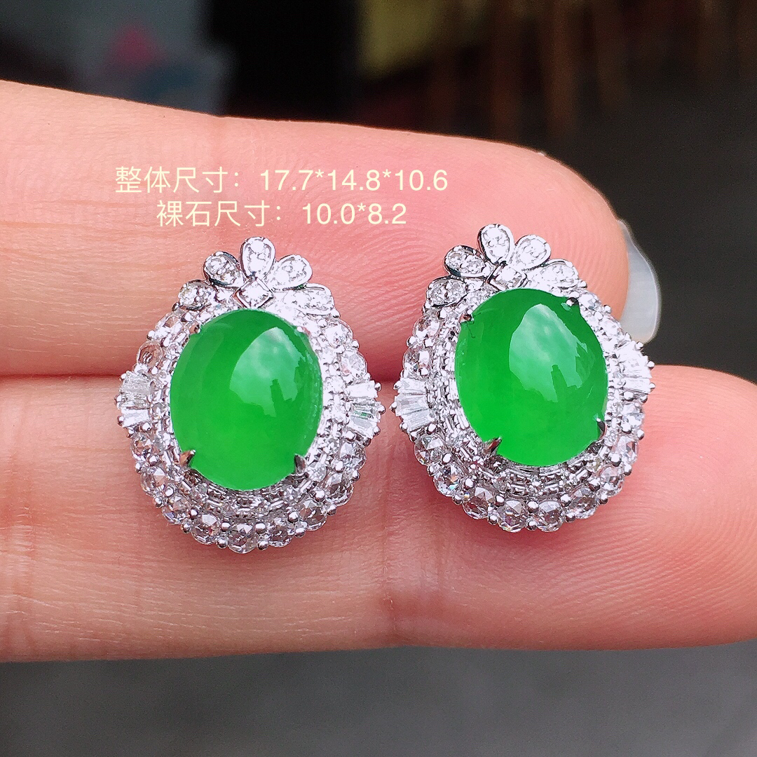 阳绿蛋面耳钉，色泽均匀艳丽，玉质细腻，荧光感超
强，饱满圆润，尽显优雅气质，18k
金豪华镶嵌