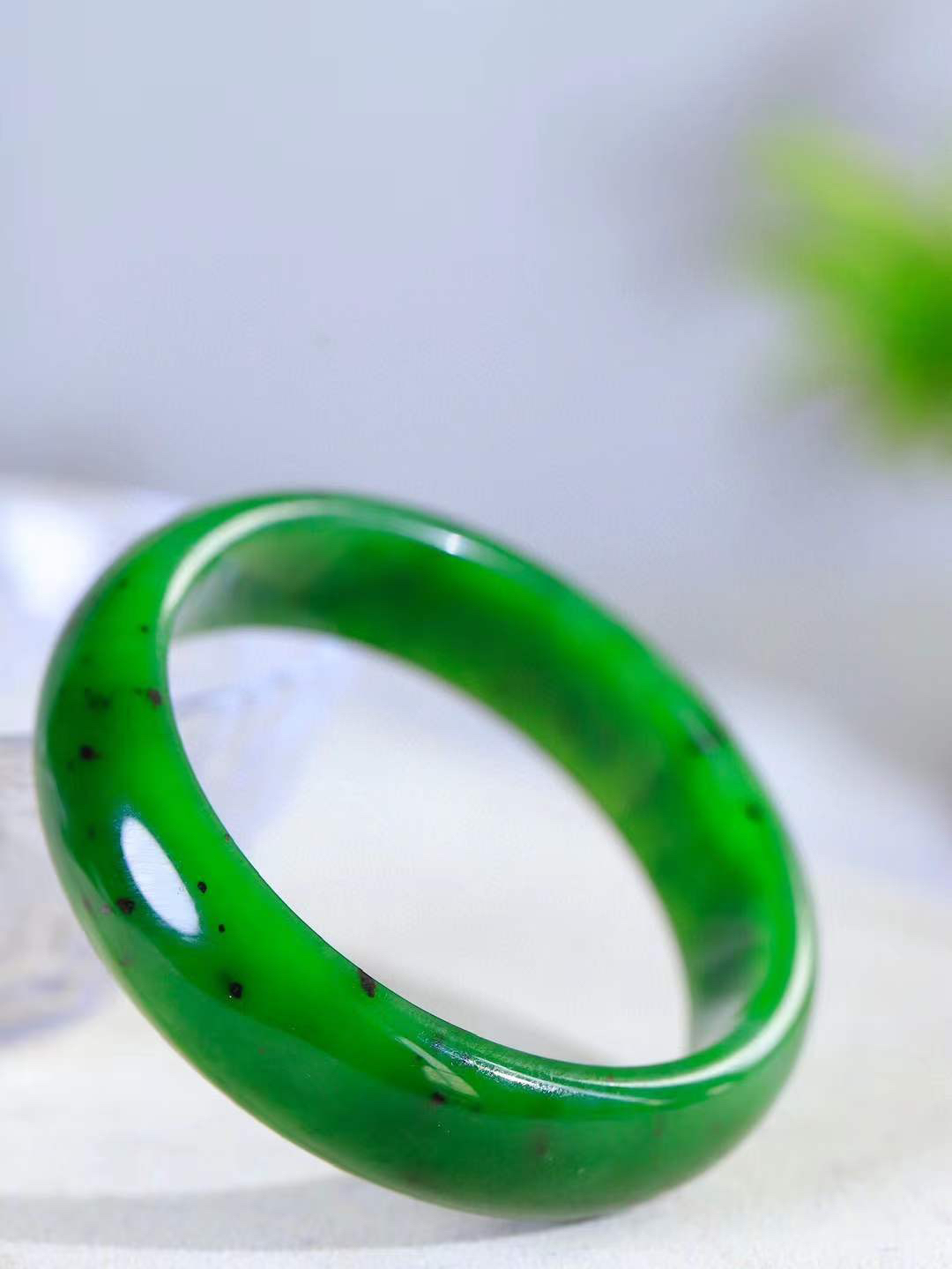 【悠悠芳华.镯】

精品和田玉碧玉手镯 玉质温润 青葱岁月，尽收腕中，婉转流畅，凝岁月悠长。盈一