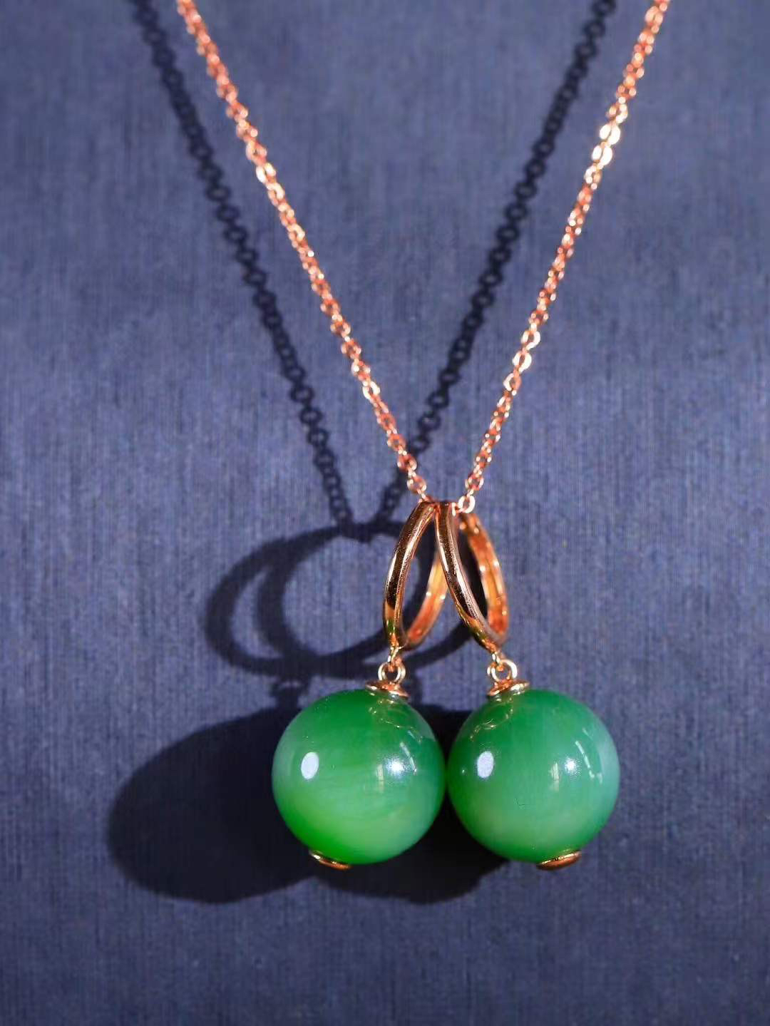 【金镶玉.耳坠】

精品和田玉碧玉猫眼镶嵌18k金.耳坠，金玉良缘 耳畔生辉，以和田温玉镌刻东方雅韵，金丝勾勒璀璨光华。金玉相嵌，寓意福泽绵长、情缘永固。佩戴间，既有玉的从容气度，又蕴金的尊贵风雅。耳畔摇曳生姿，点亮东方美学的含蓄与奢华。时光流转，唯爱恒久如金，初心温润似玉。总重10.7克 裸石尺寸取一14.2mm 5540500A