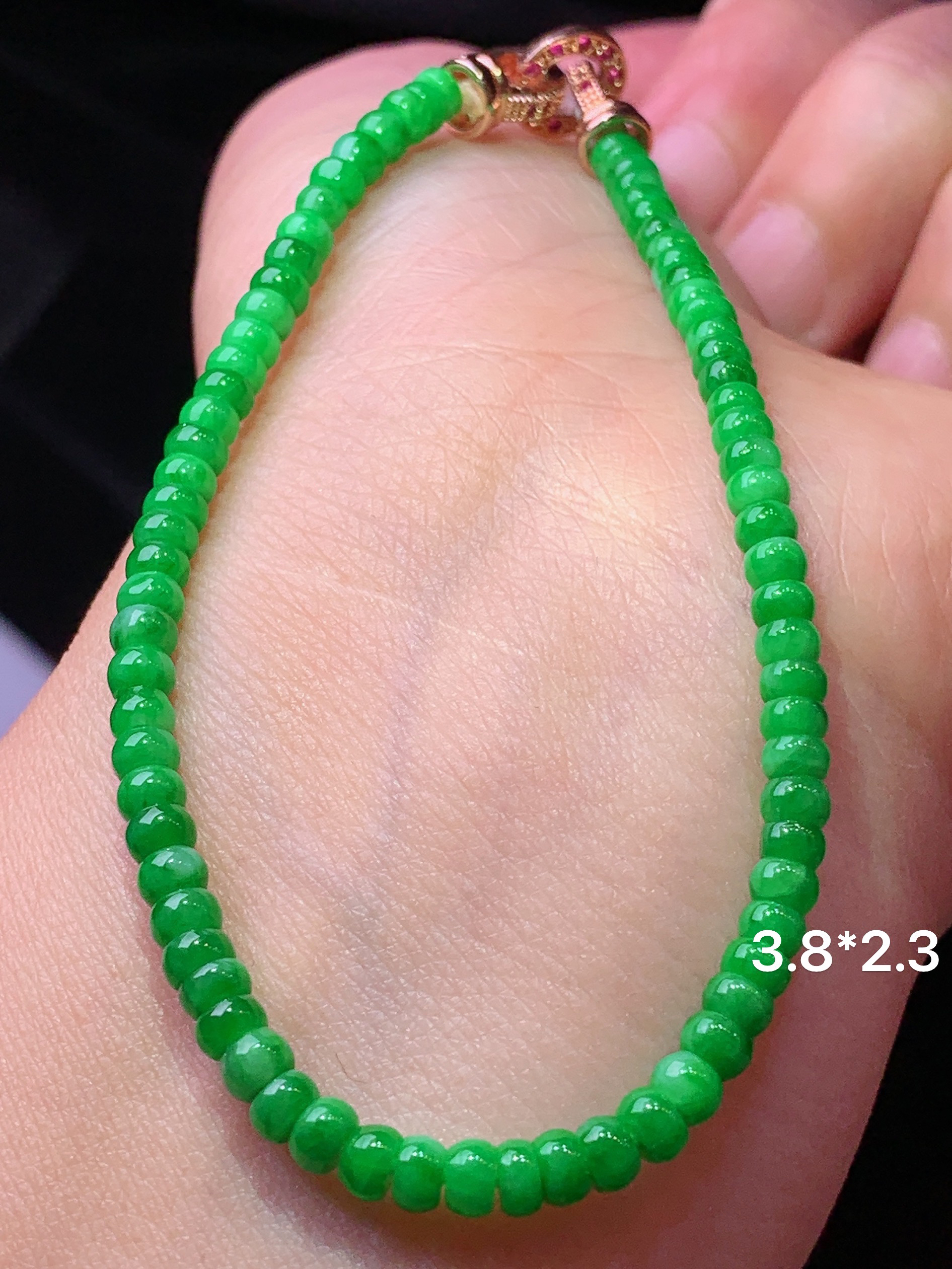 满绿算盘珠吊坠 玉质细腻 色泽艳丽清新 水润亮眼 整体尺寸3.8*2.3h3