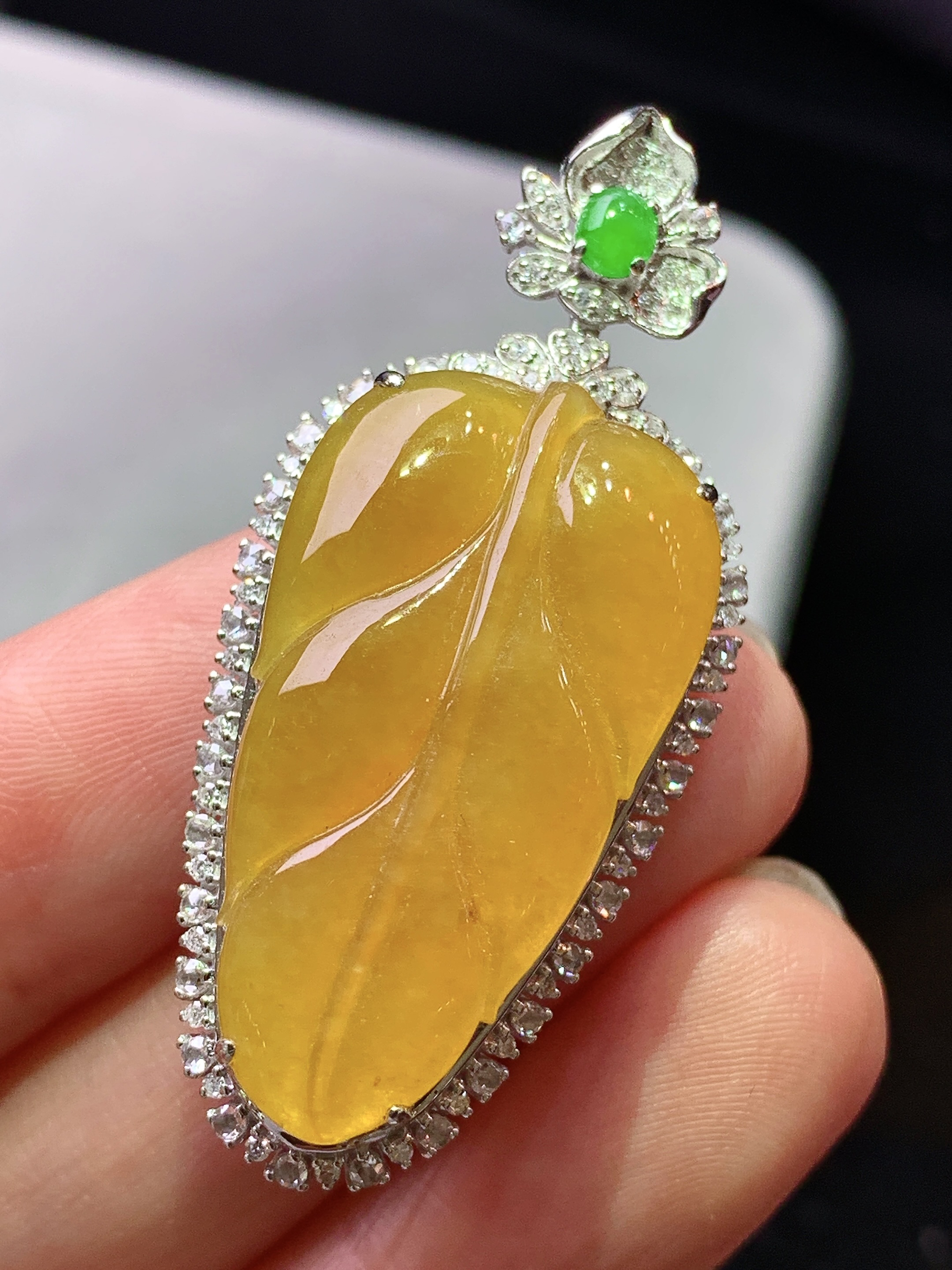 18k金钻镶嵌黄翡树叶吊坠 玉质细腻 色泽艳丽清新 水润亮眼 整体尺寸44*20*11a1