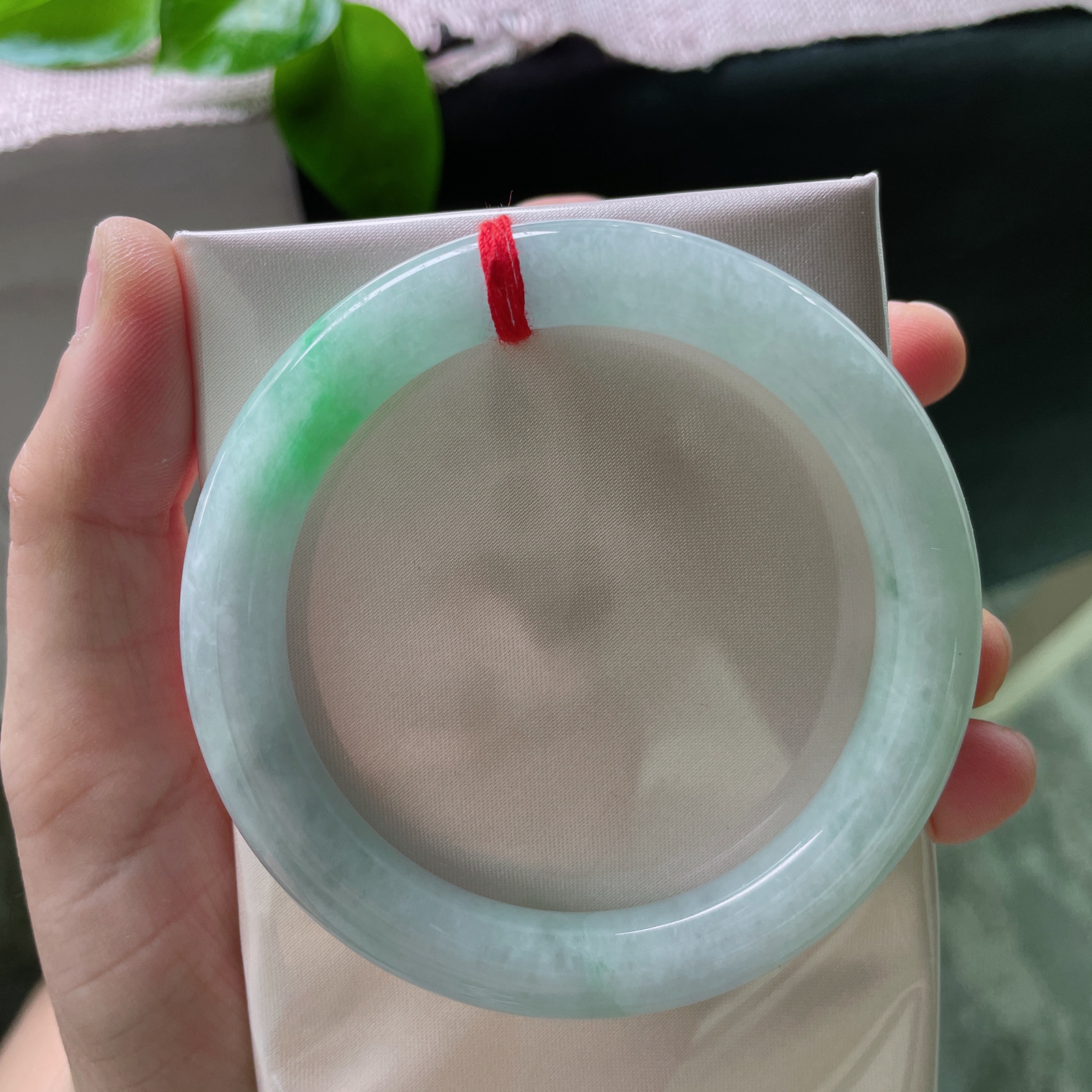 59.7/9.8，绿底圆条，一抹翠色鲜活灵动，种老，佩戴优雅永不过时，皮纹。