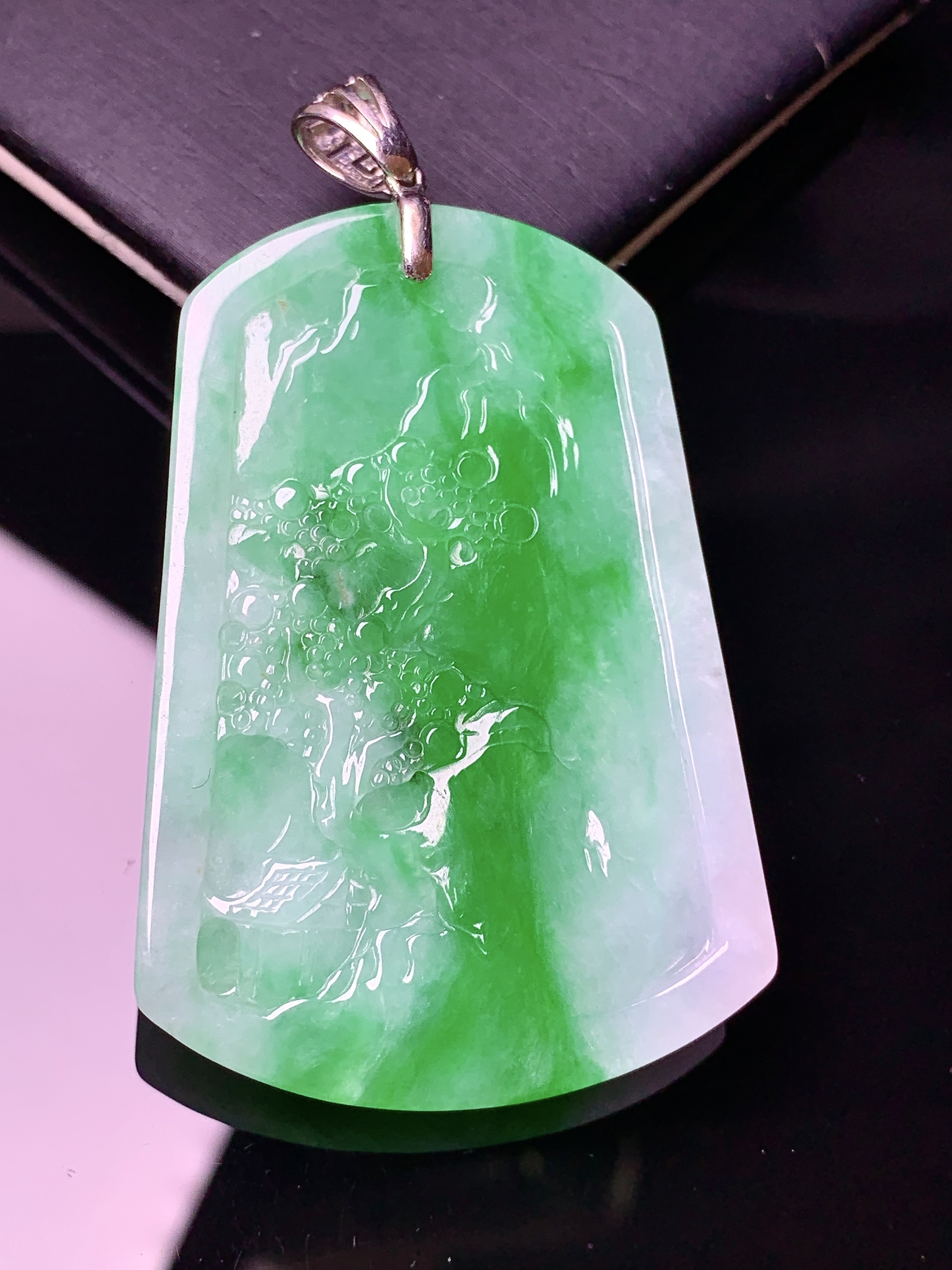 翠绿山水牌子吊坠 玉质细腻 色泽艳丽清新 水润亮眼 整体尺寸61.6*35.2*6.5L1