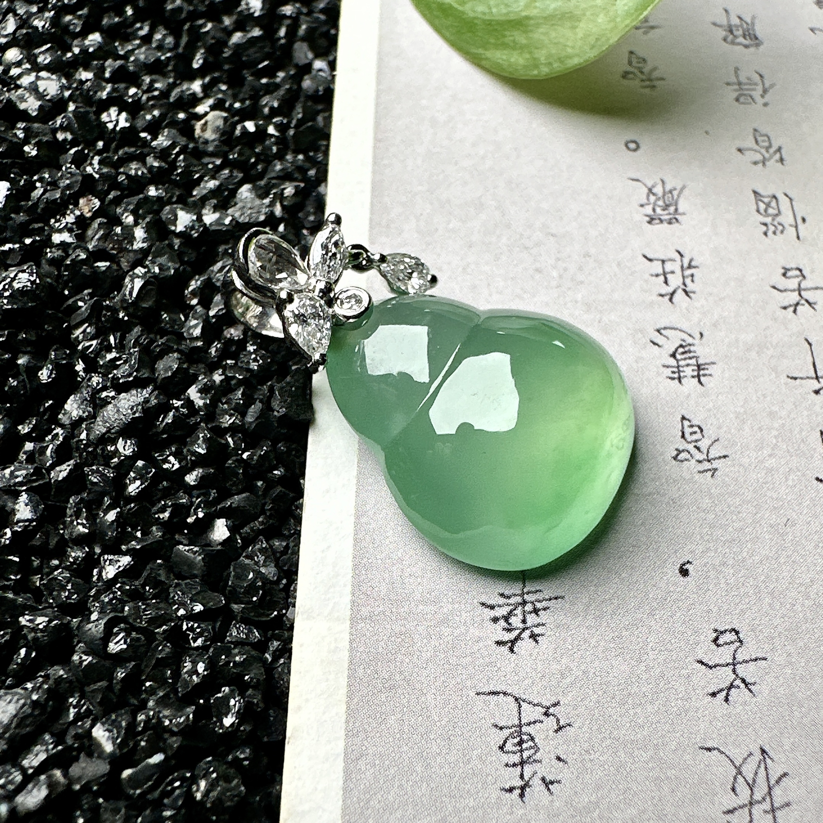 【冰种飘绿葫芦吊坠】质地细腻清爽，荧光感强烈，起刚光强烈，18K金钻镶嵌，裸石尺寸18*14.8*7毫米