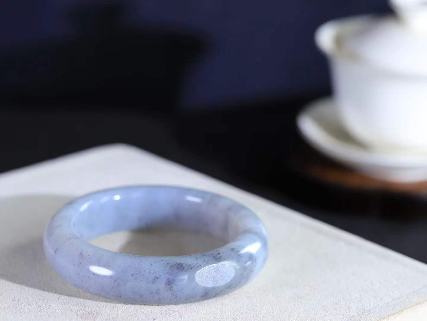 【籽.水墨风情.手镯】

新疆和田籽料青花手镯 玉质细腻饱满，镯型大气，脂感油润。青花晕染轻淌，让人