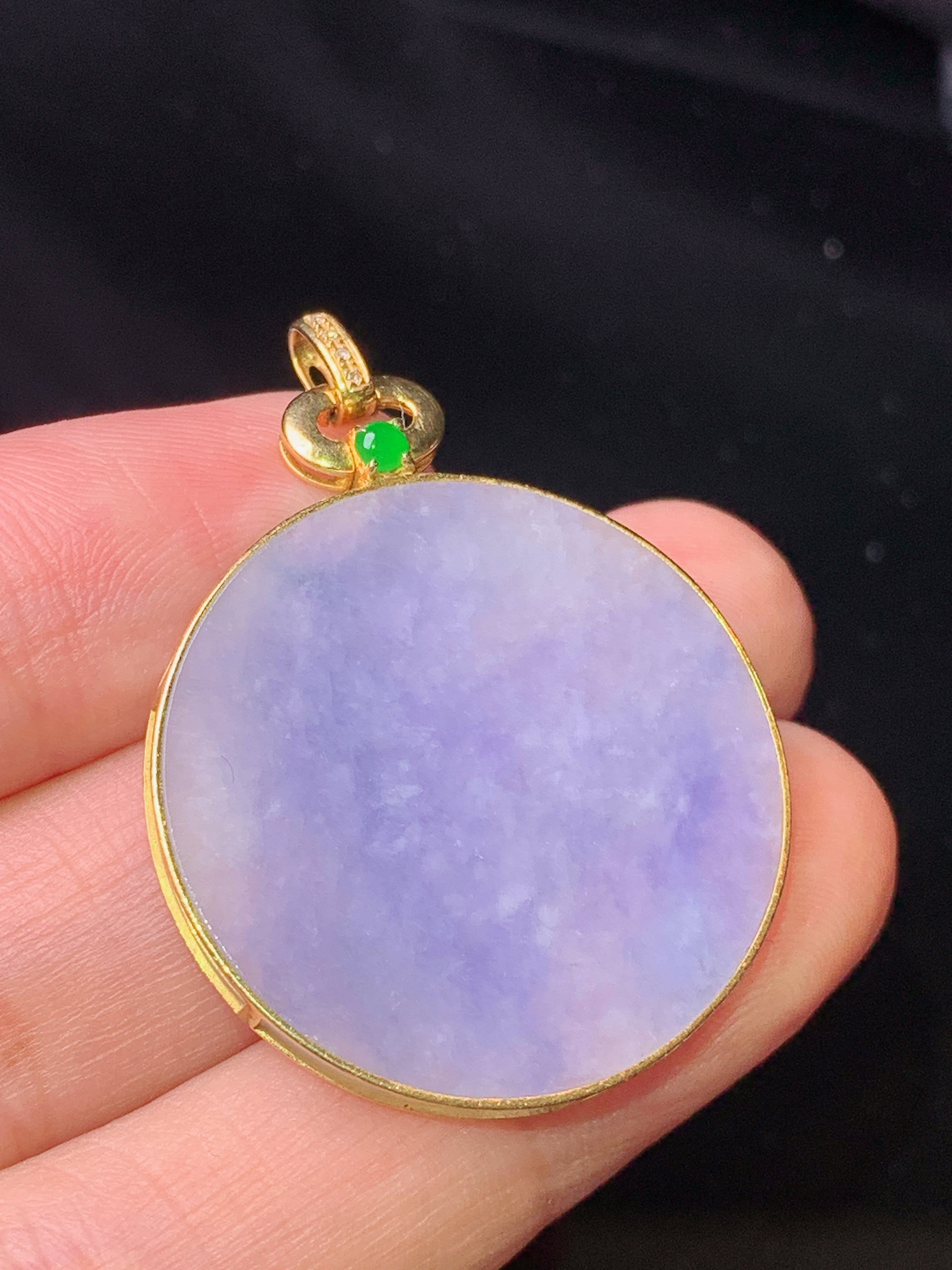 18k金镶嵌紫罗兰圆牌吊坠 玉质细腻 色泽艳丽清新 水润亮眼 整体尺寸36.5*27.2*2.8b1