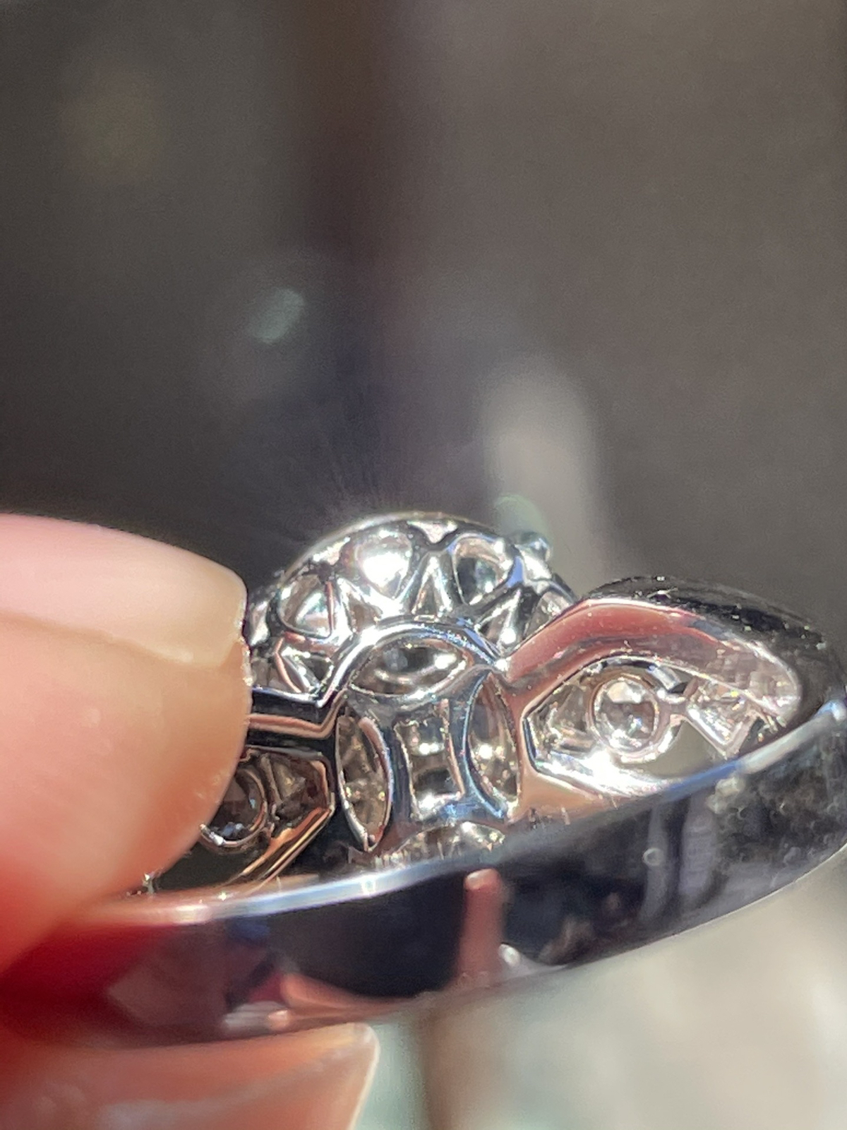 冰黄翡戒指
大件饱满，通透水润，玉质细腻，翠色鲜艳，18k金奢华钻石镶嵌️