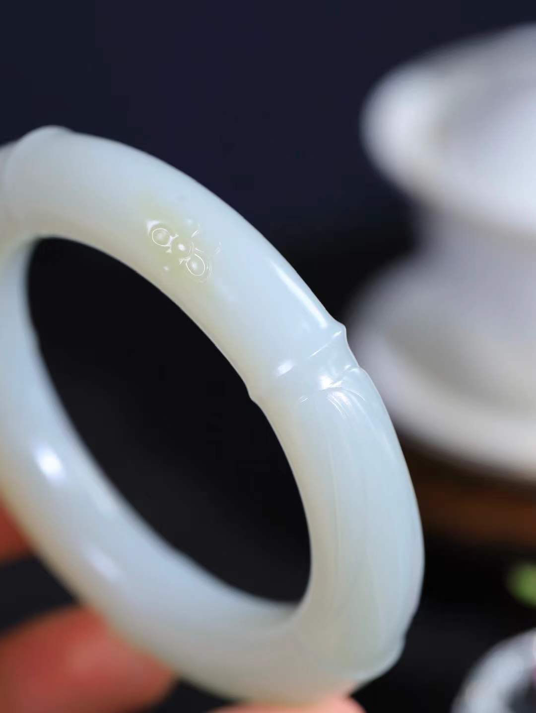 【节节高升.手镯】

精品和田玉糖白玉圆条竹手镯，玉质温润细腻，苏工精雕竹节，竹子品德高尚，生而有节，象征气节正直、不屈不俗。竹叶纤秀俊逸，舒展自如，迎风摇曳，柔美清逸，清新典雅。️整器画面空灵简洁佩于胸前，寓意祝福，高风亮节，步步高升。
内径54.5mm尺寸13-12.6mm重78.3克9940377T