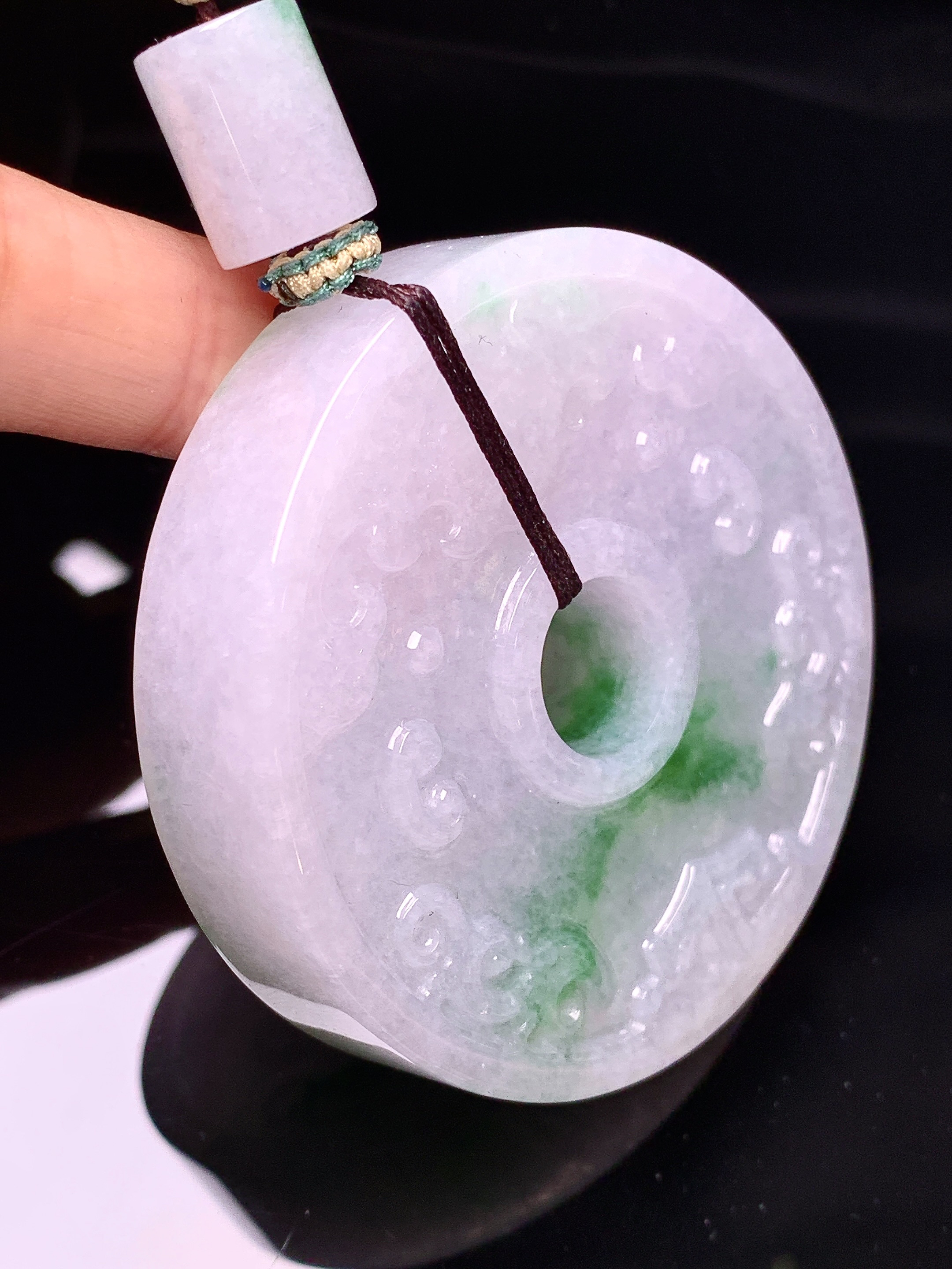 飘绿仿古平安扣吊坠 玉质细腻 色泽艳丽清新 水润亮眼 整体尺寸52.8*12w1