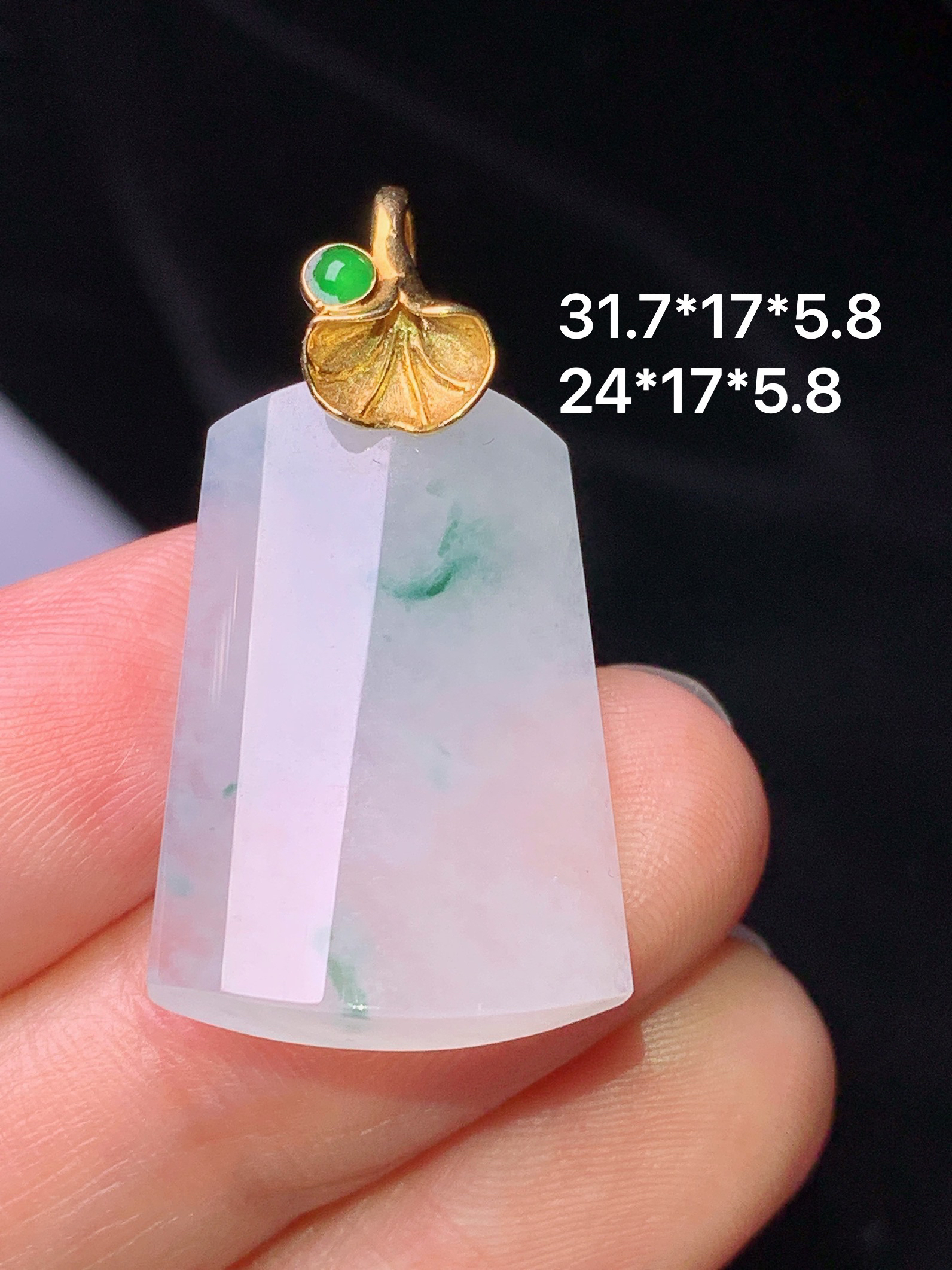 18k金镶嵌飘绿无事牌吊坠 玉质细腻 色泽艳丽清新 水润亮眼 整体尺寸31.7*17*5.8b1