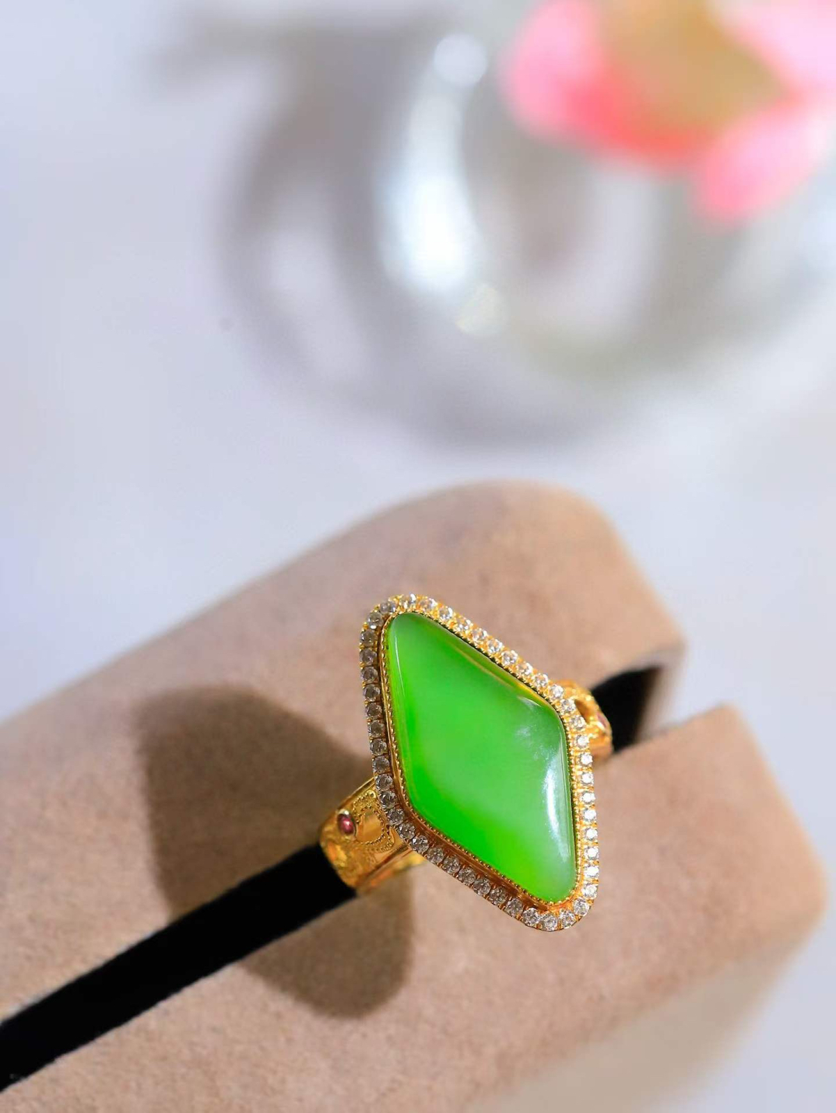 【金镶玉.戒指】

精品和田玉碧玉猫眼18k金镶嵌戒指 玉质细腻温润 油性十足 ，不论时光如何流转变