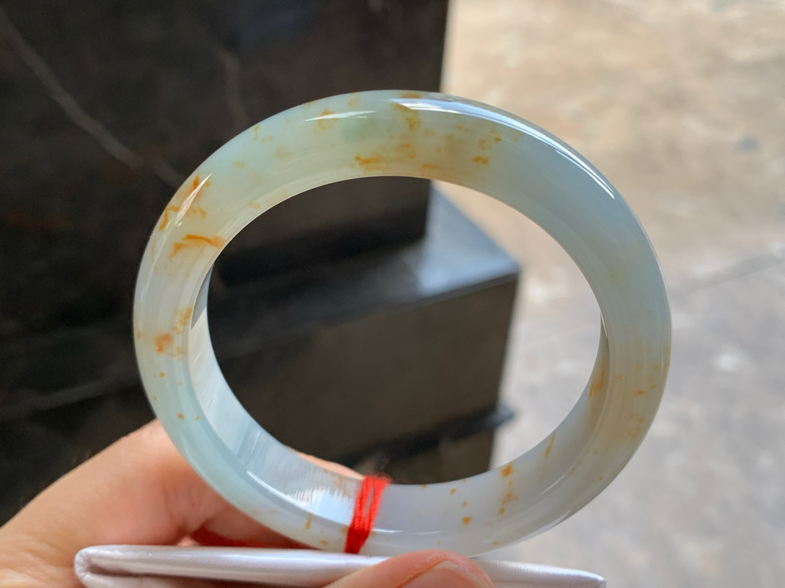 55.5-12.2-8.6

撒金手镯^_^玉质温润 细腻