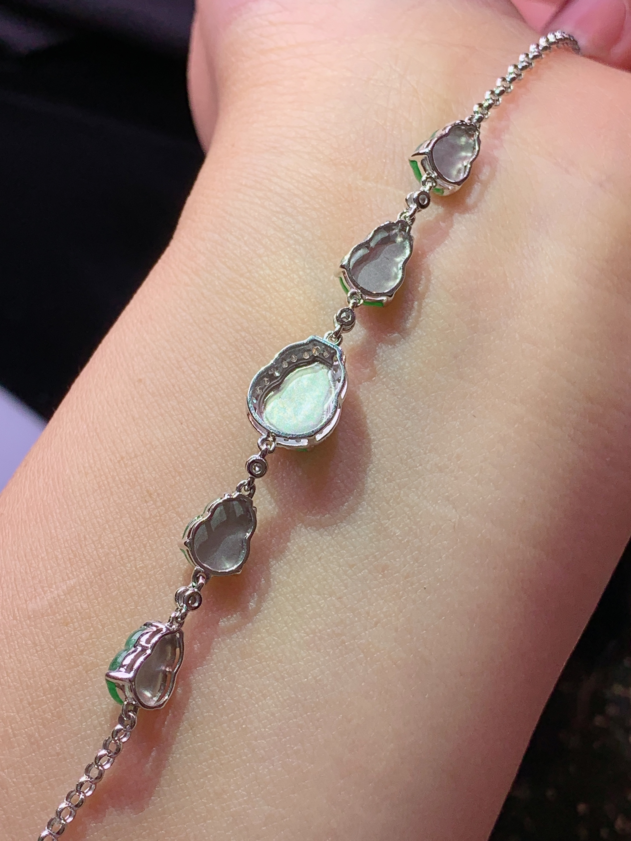 18k金钻镶嵌翠绿葫芦手链 玉质细腻 色泽艳丽清新 水润亮眼 整体尺寸160*8.8*6.2h1