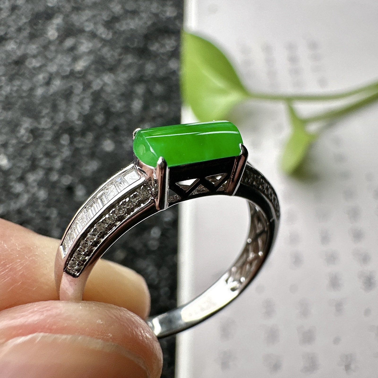 【冰种满绿马鞍戒指】种水色俱全，冰透闪亮，通透感饱满度很好，18k金钻镶嵌，裸石尺寸7.5*4.6*2.5毫米