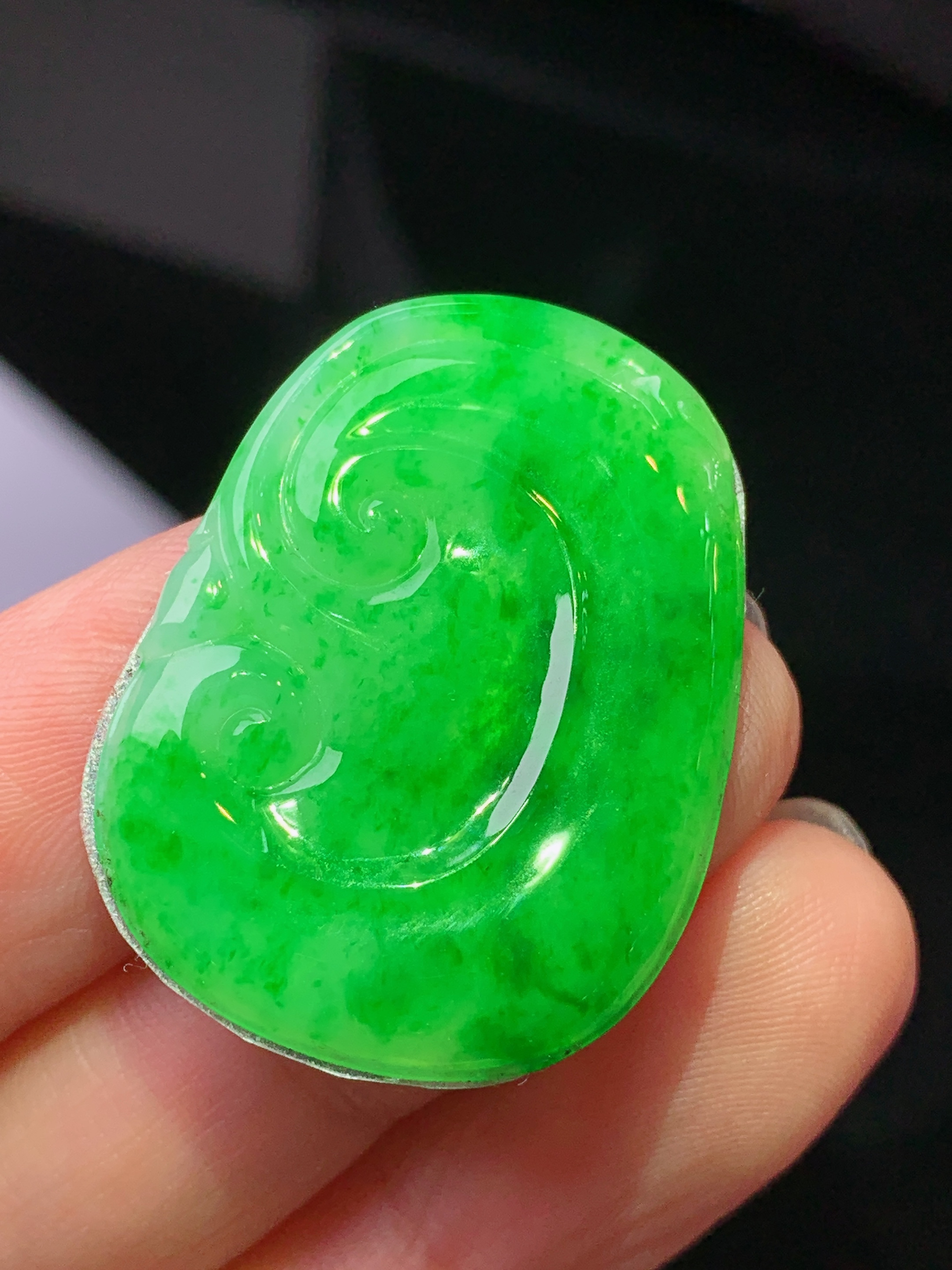 镶嵌款 翠绿如意吊坠 玉质细腻 色泽艳丽清新 水润亮眼 整体尺寸30.5*23*2.3m2