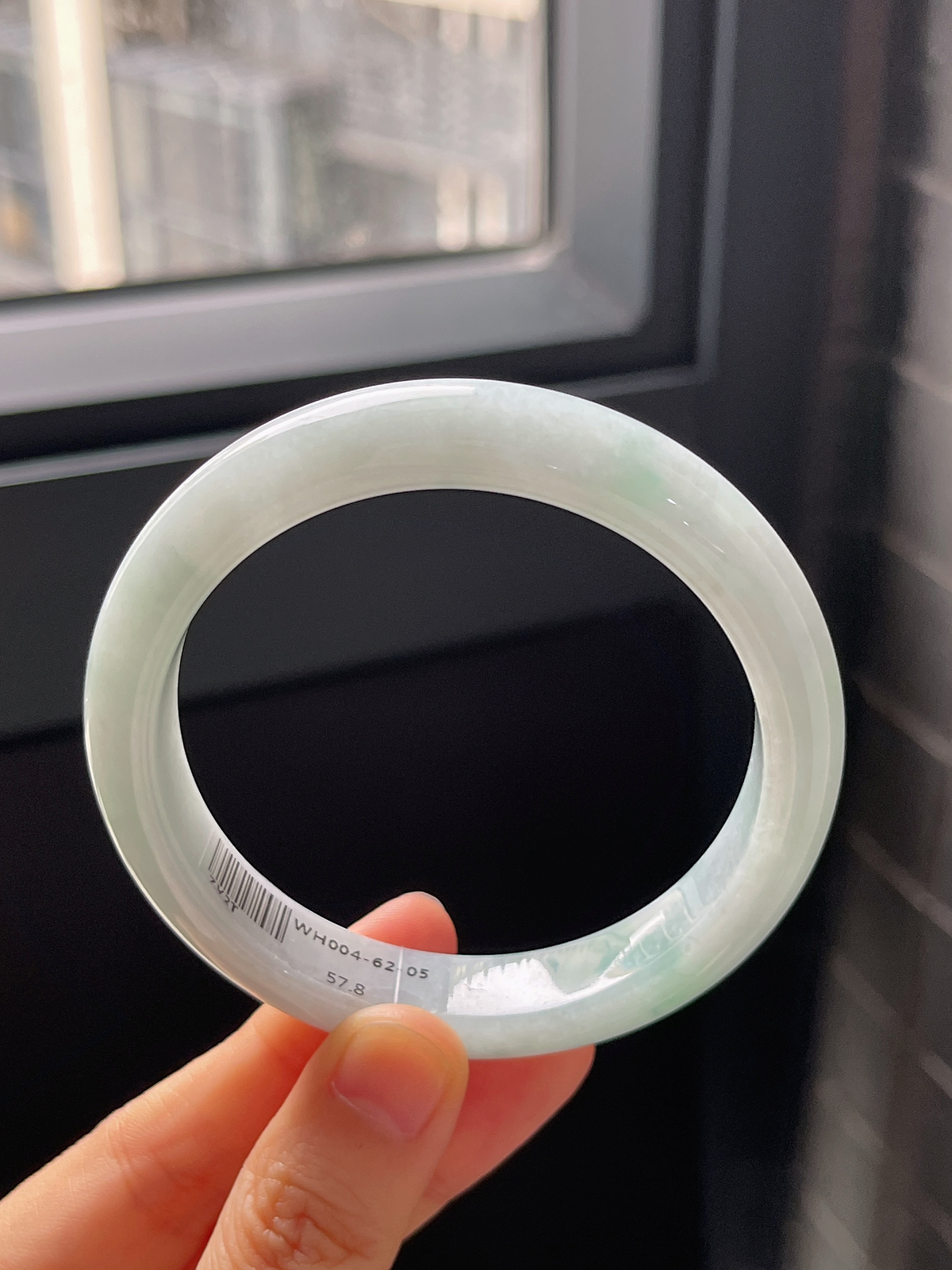 正圈57.8圈口，翡翠糯化种浅绿色手镯