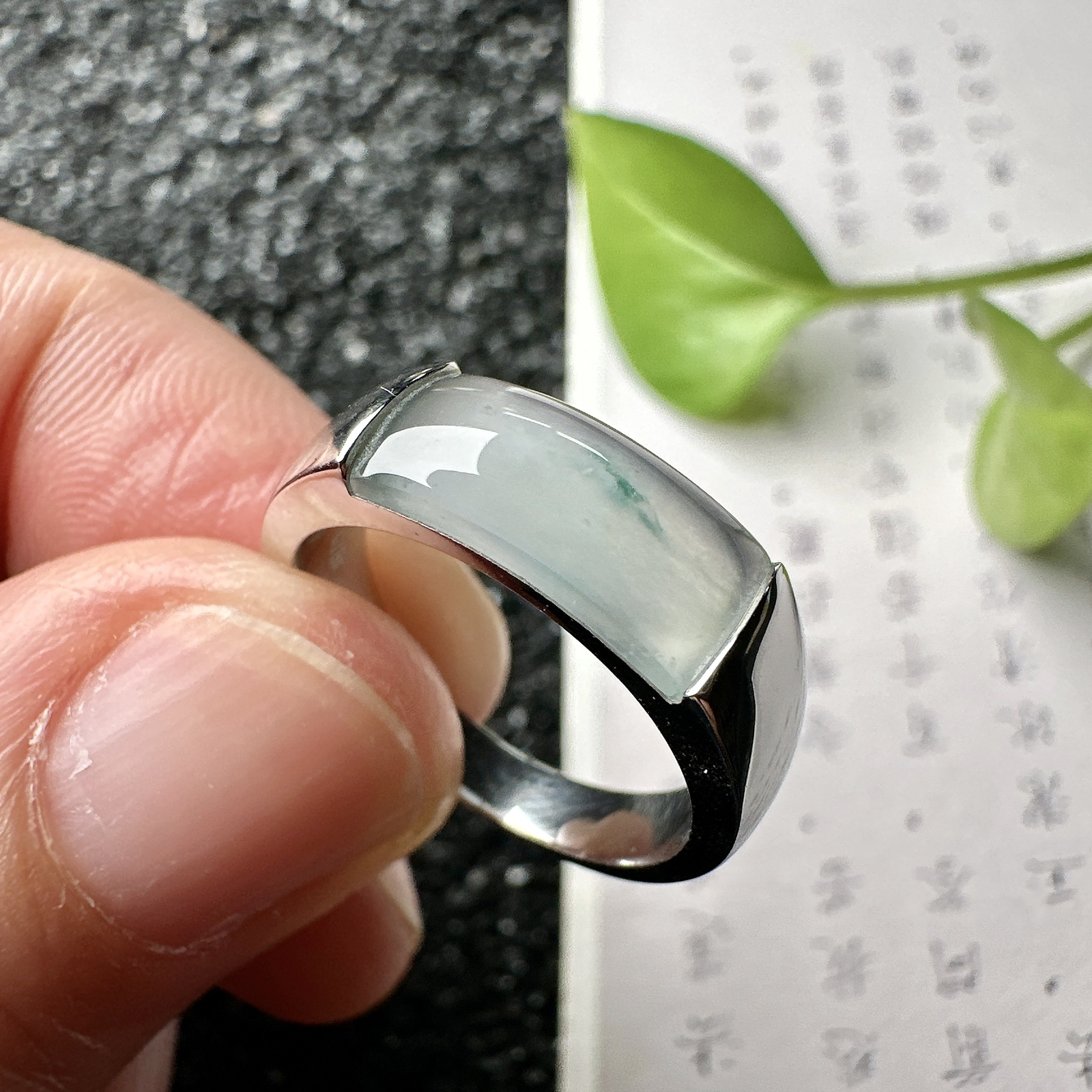 【冰种飘花马鞍戒指】种水上乘，晶莹剔透，纯净通透，18k金钻精美镶嵌，裸石尺寸14*6.2*2.5毫