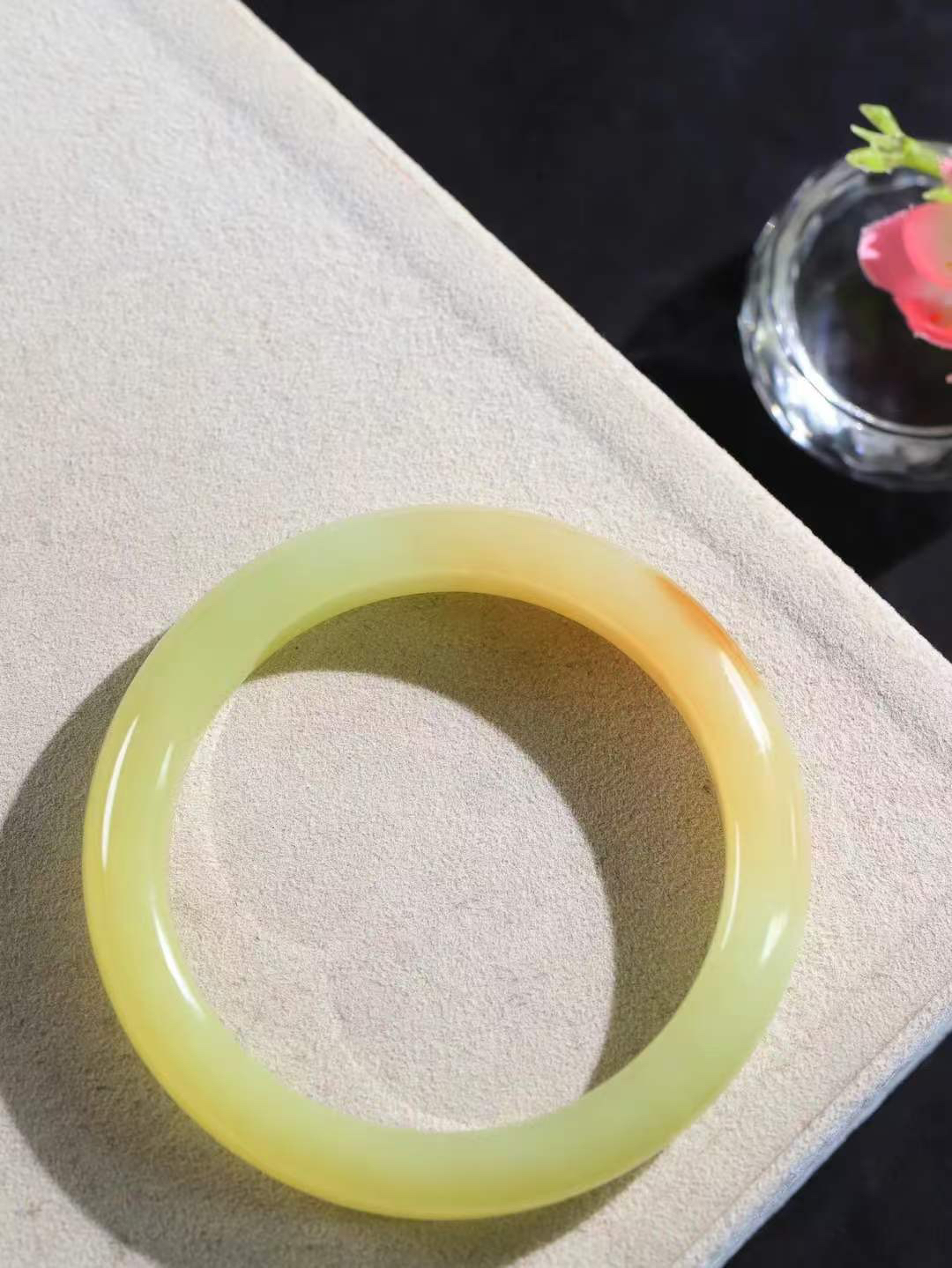 （一见倾心.手镯）

精品和田玉黄口带糖手镯，玉质温润细腻 油性十足 手感舒适，高华雅逸，线条流畅，简约大气，美自天成，素雅高贵。佩戴于腕间，婉约之美，举手投足间透出那低调奢华。重51.2克  尺寸56.5-11.8-8.6mm1647330T