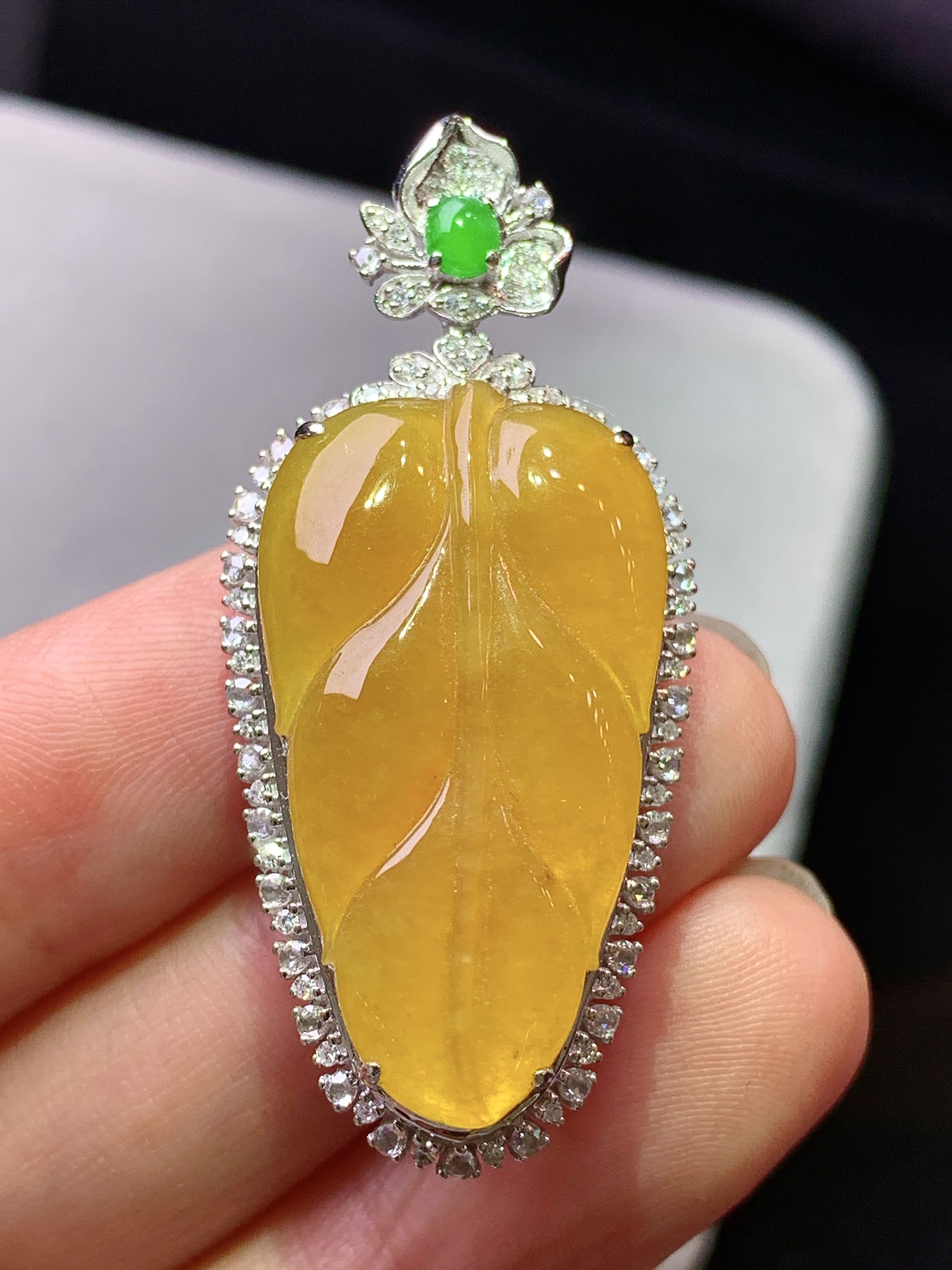 18k金钻镶嵌黄翡树叶吊坠 玉质细腻 色泽艳丽清新 水润亮眼 整体尺寸44*20*11a1