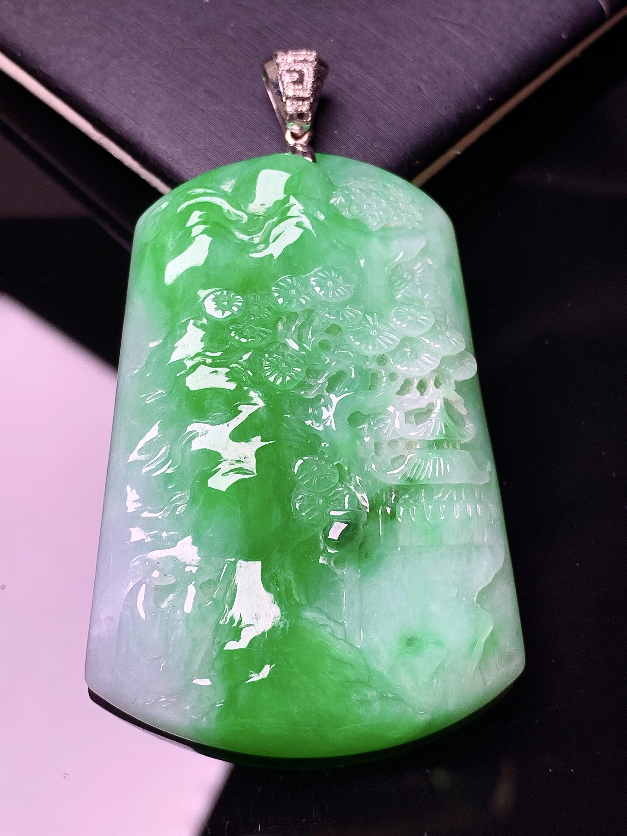 翠绿山水牌子吊坠 玉质细腻 色泽艳丽清新 水润亮眼 整体尺寸61.6*35.2*6.5L1