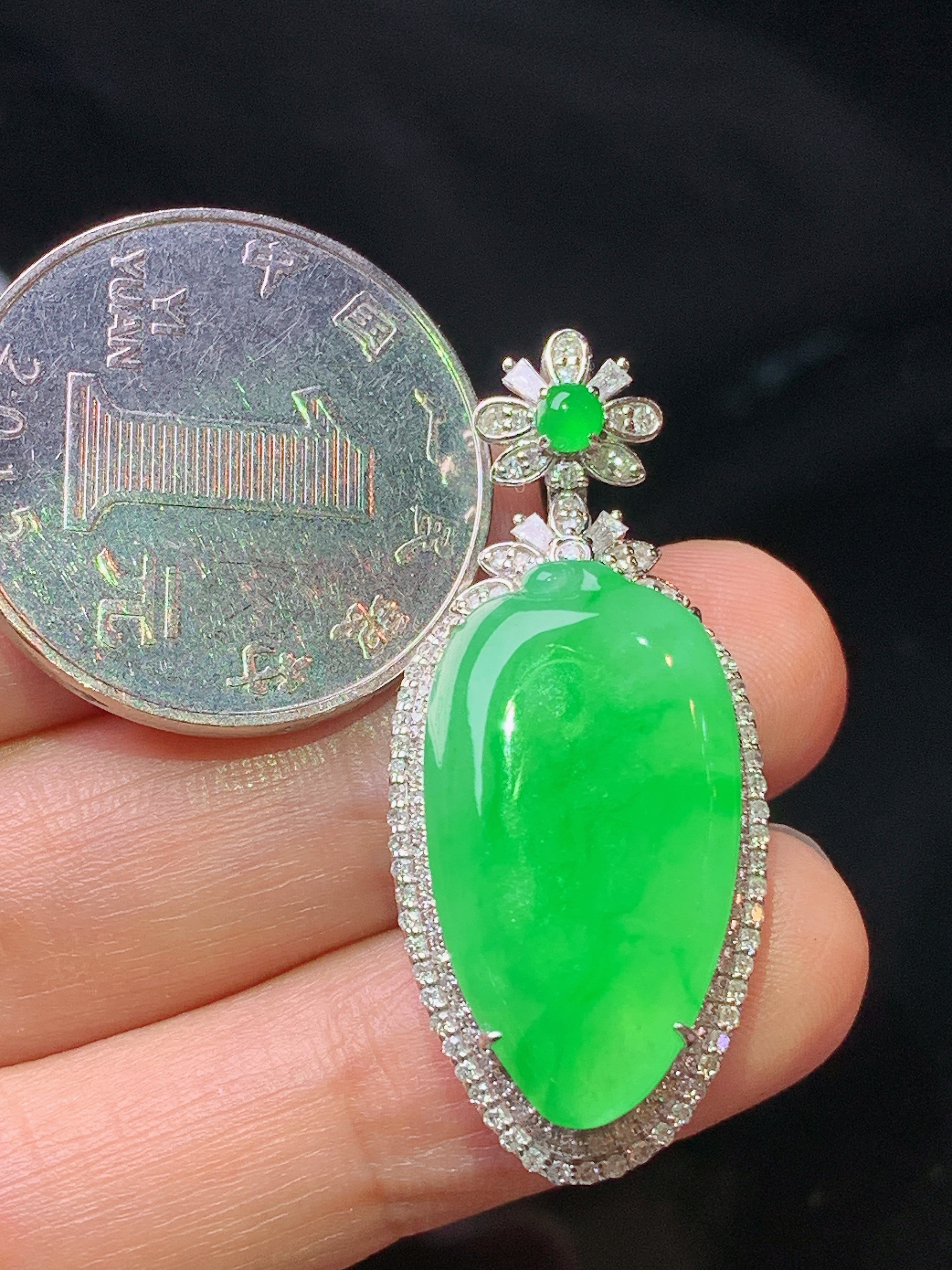 18k金钻镶嵌翠绿福瓜吊坠 玉质细腻 色泽艳丽清新 水润亮眼 整体尺寸38.3*16.5*9.6L1