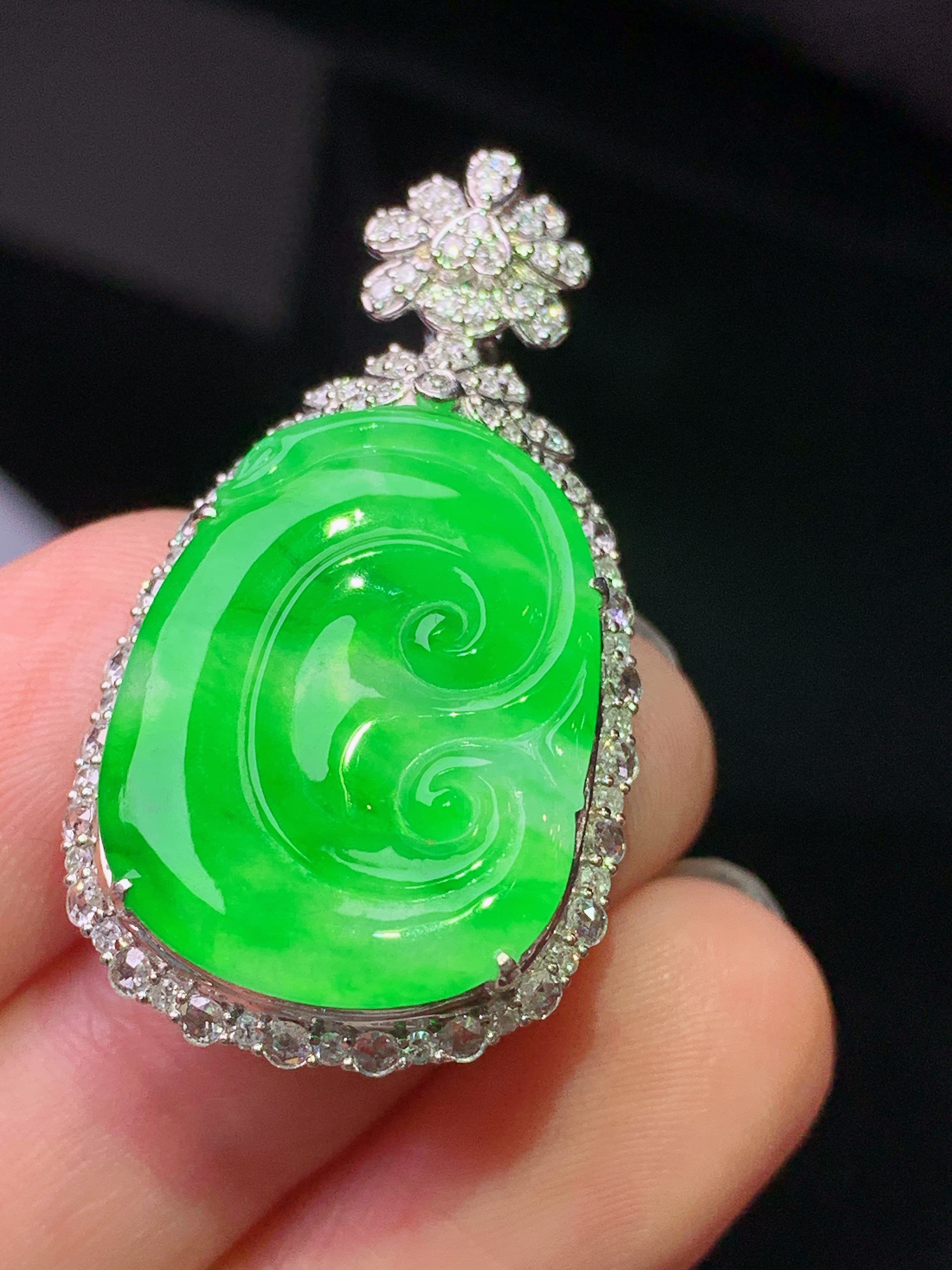 18k金钻镶嵌翠绿如意吊坠 玉质细腻 色泽艳丽清新 水润亮眼 整体尺寸35.7*19.3*8.8g2