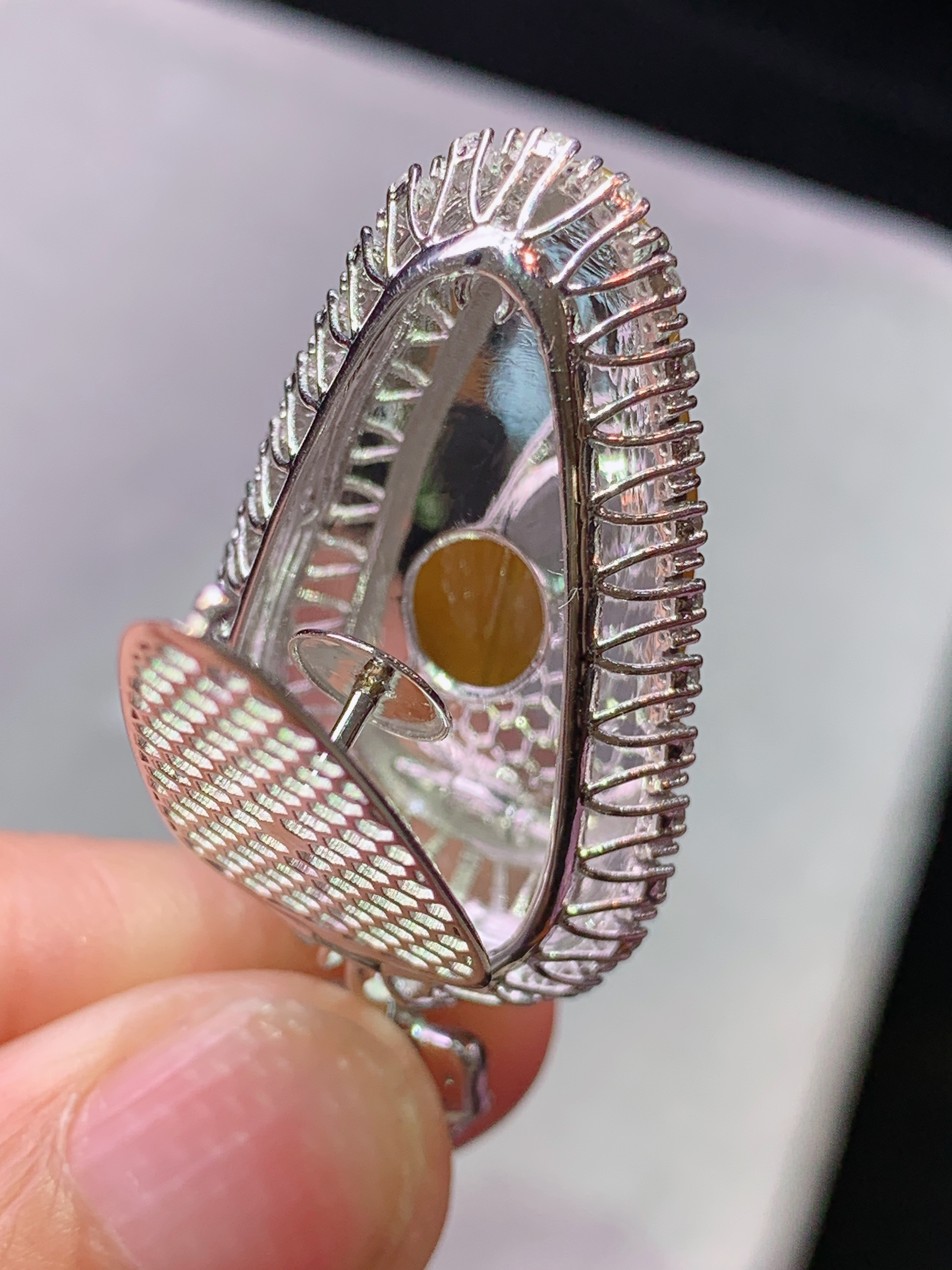 18k金钻镶嵌黄翡树叶吊坠 玉质细腻 色泽艳丽清新 水润亮眼 整体尺寸44*20*11a1