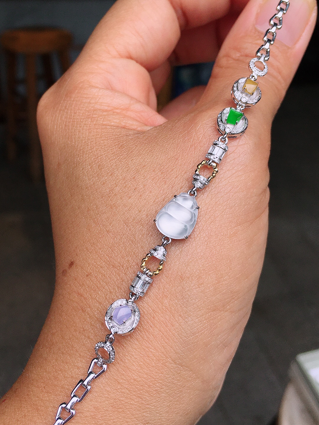 多彩特色手链，色泽均匀艳丽，玉质细腻，荧光感超
强，饱满圆润，尽显优雅气质，18k
金豪华镶嵌