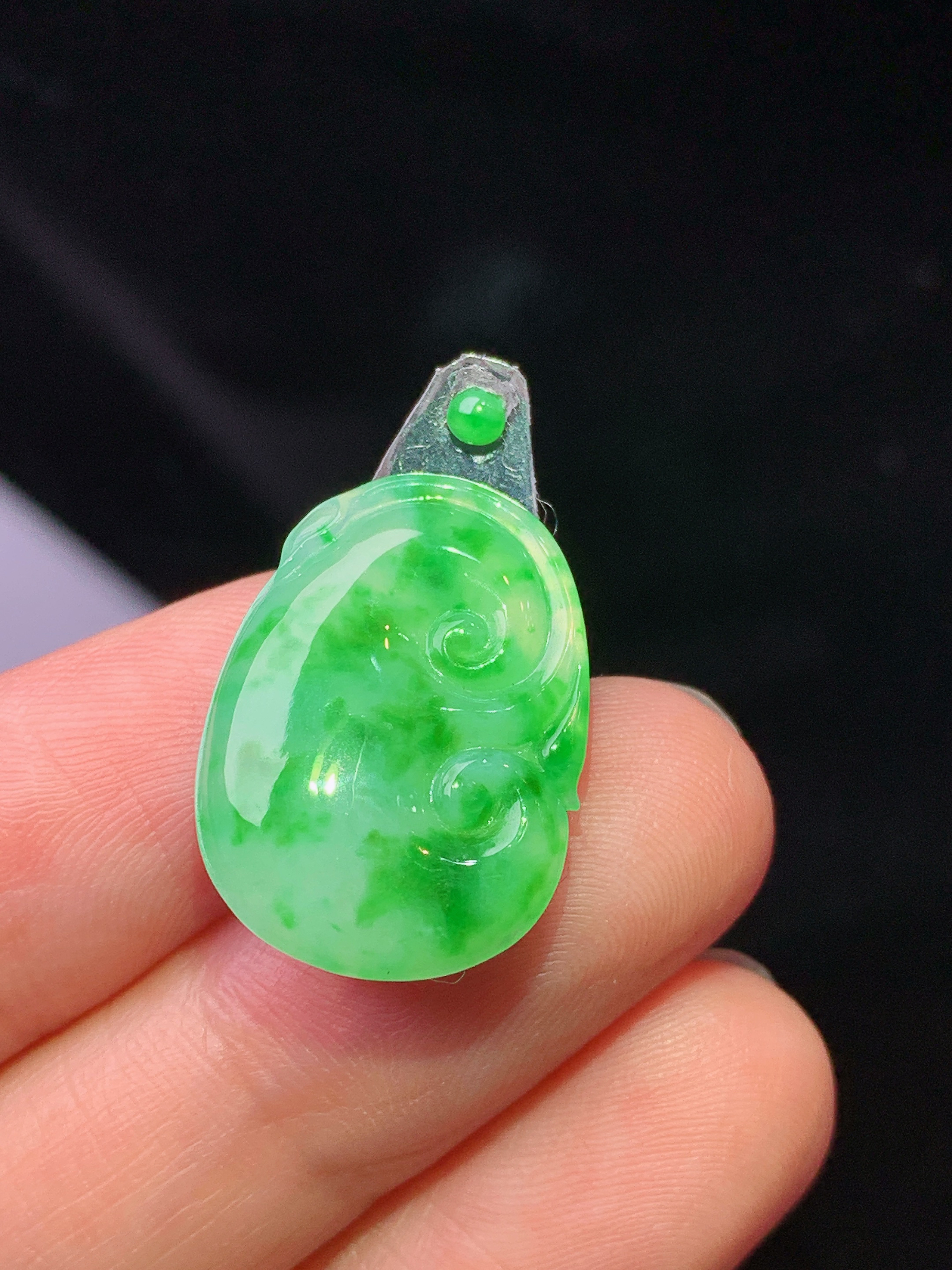 镶嵌款 飘绿如意吊坠 玉质细腻 色泽艳丽清新 水润亮眼 整体尺寸21.2*15*3*2x