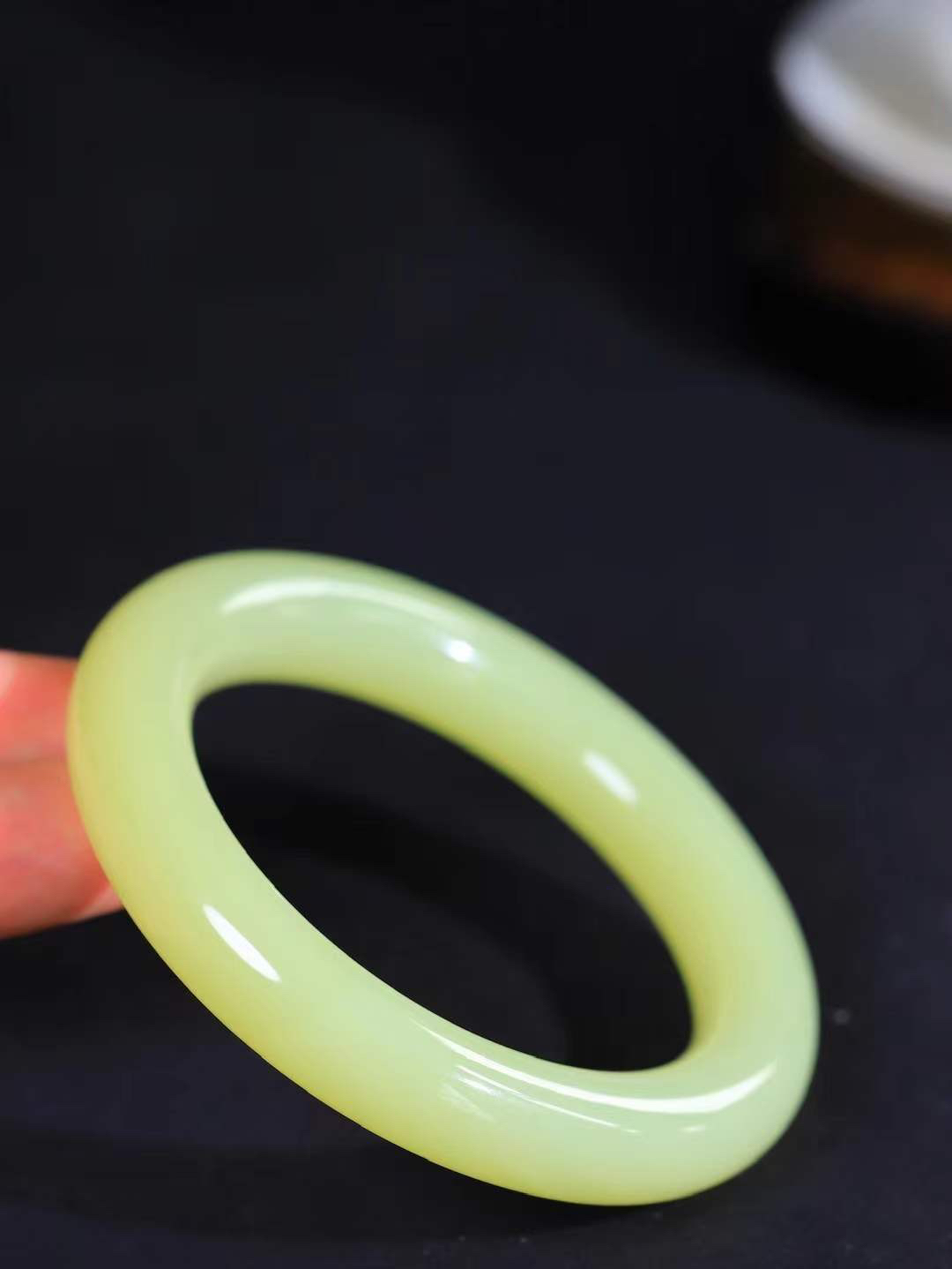 （冬日暖阳.手镯）

精品️和田玉黄口圆条手镯 质地油润，大气雅致，清风明月潺潺，浮浮洗尽铅华随于心，净于念……重70.7克  尺寸56.5-12-11.7mm fDT-9940374