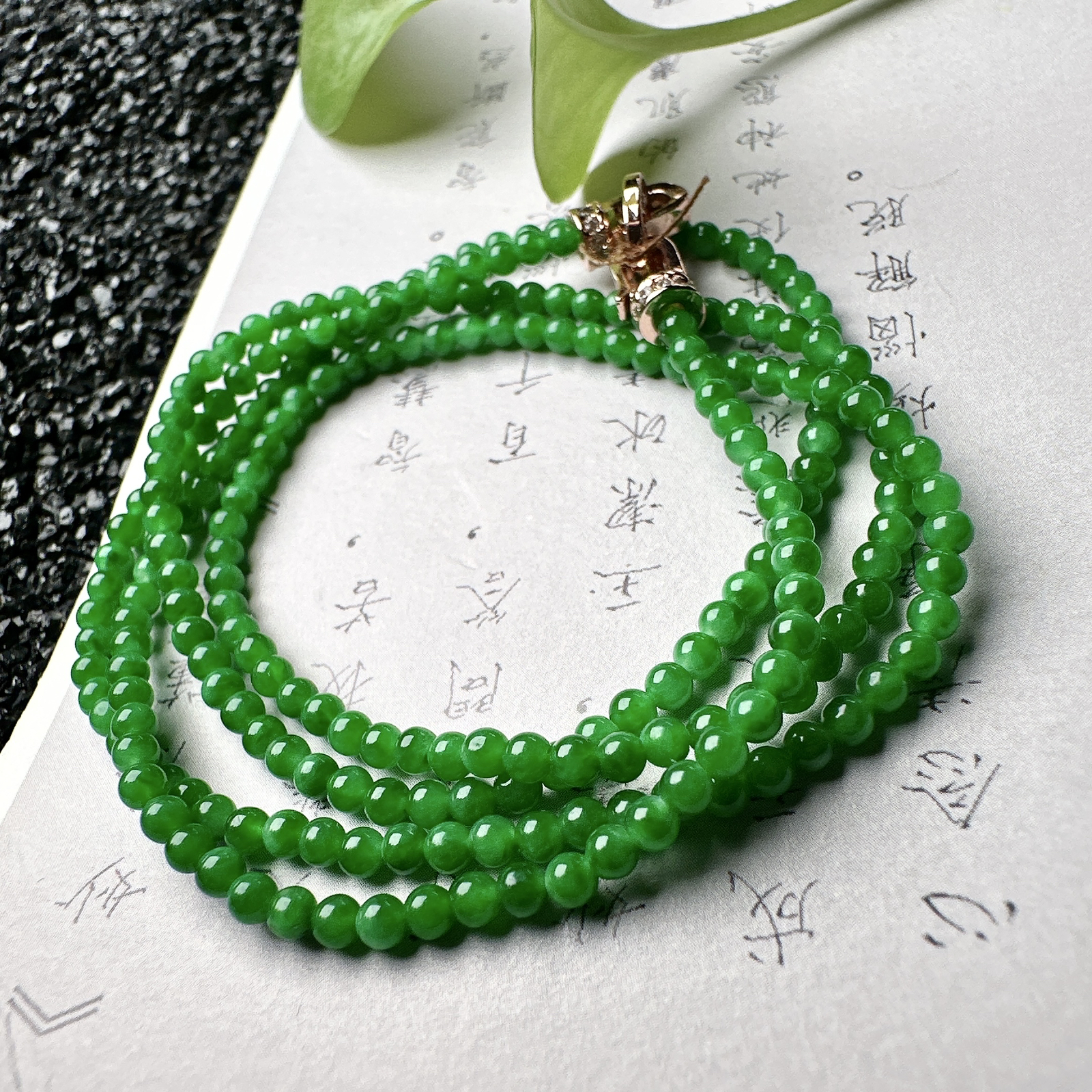 【冰种满绿小米珠手串】冰阳绿色泽，质地细腻，光感很好，色泽娇艳纯正。完整度很不错。