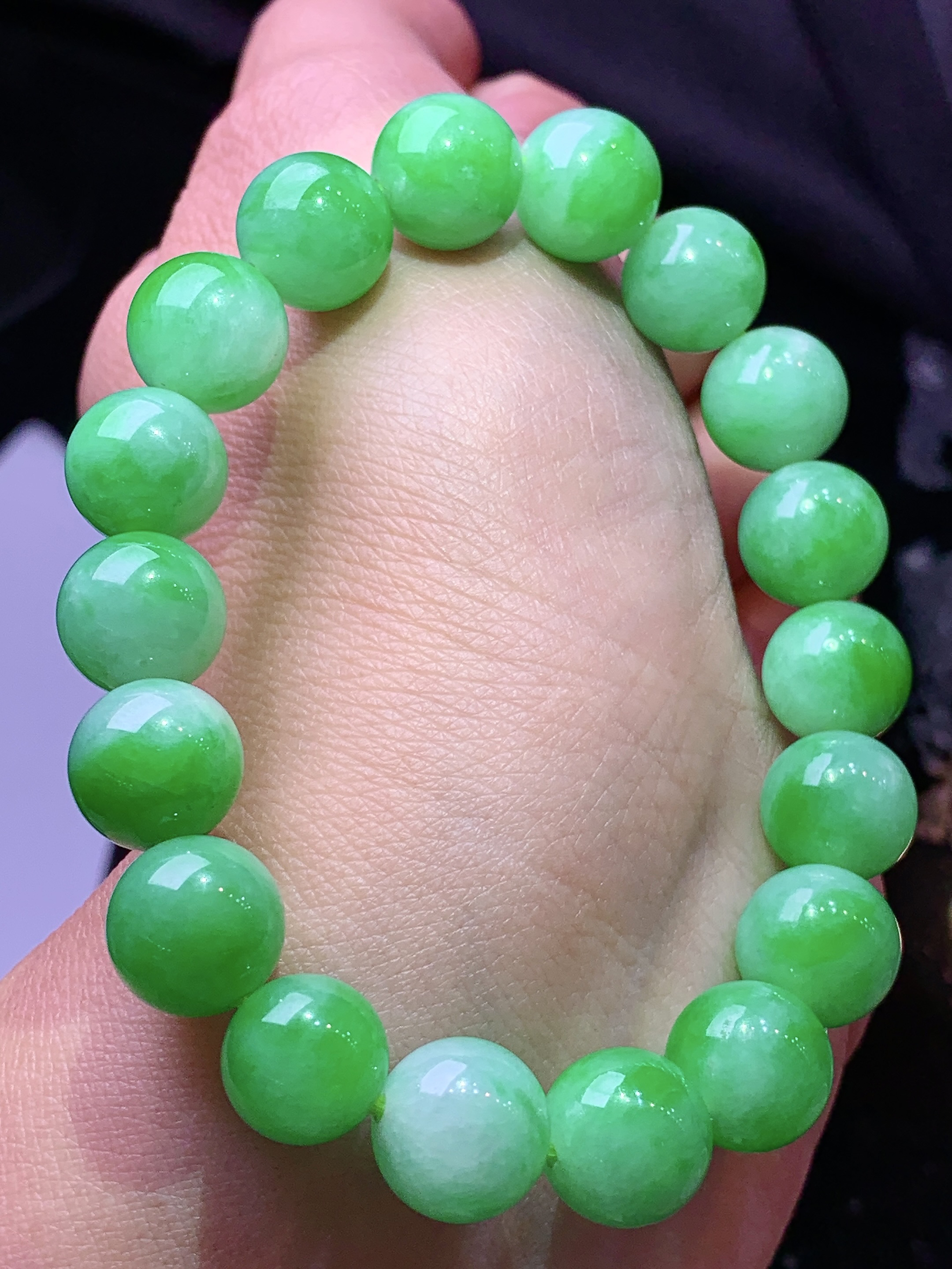 翠绿圆珠手链 玉质细腻 色泽艳丽清新 水润亮眼 整体尺寸10.5x6