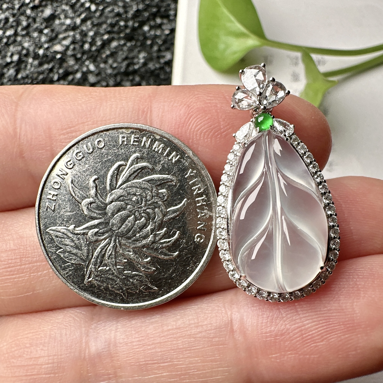 【冰种叶子吊坠】金枝玉叶，质地细腻，冰润透亮，光泽出众，18k金钻镶嵌，裸石尺寸19.3*11.6*4.6毫米