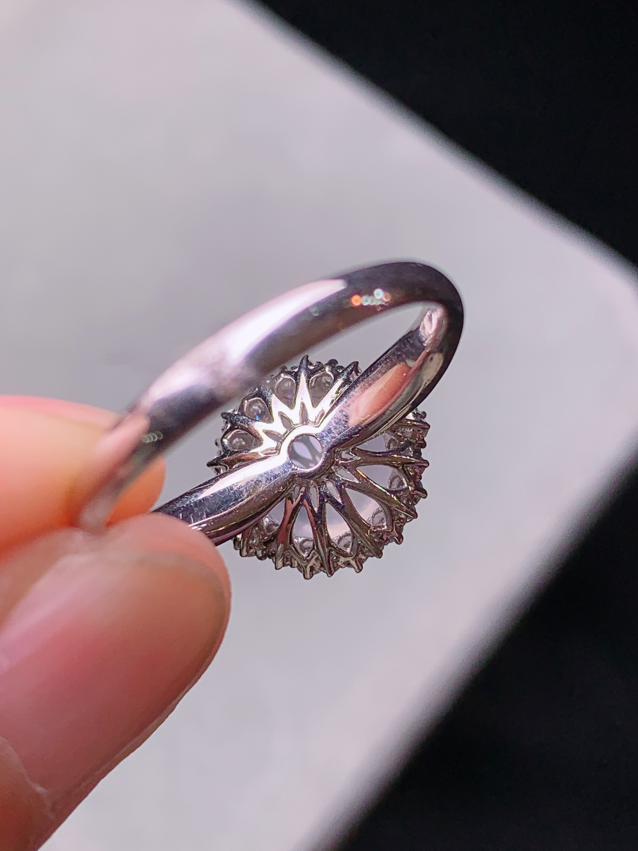 18k金钻镶嵌冰种蛋面戒指 玉质细腻 色泽艳丽清新 水润亮眼 圈口14 整体尺寸11.3*11.8*9.5t1