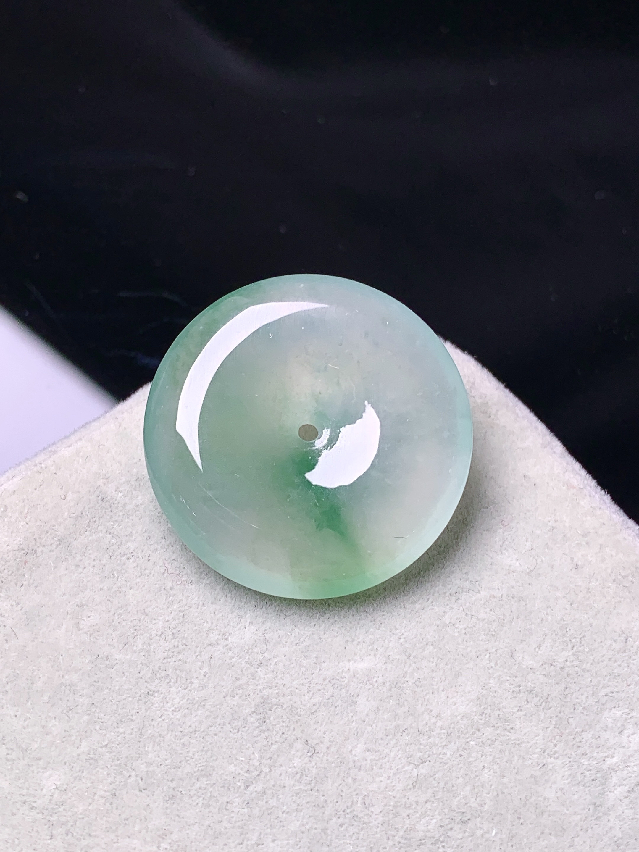 冰种飘绿平安扣吊坠 玉质细腻 色泽艳丽清新 水润亮眼 整体尺寸22.8*4.8a2