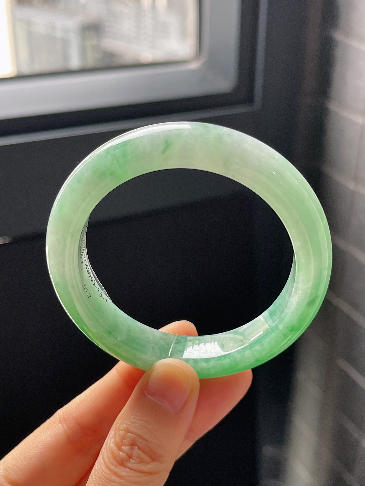 正圈51.7圈口，翡翠冰糯种飘绿手镯