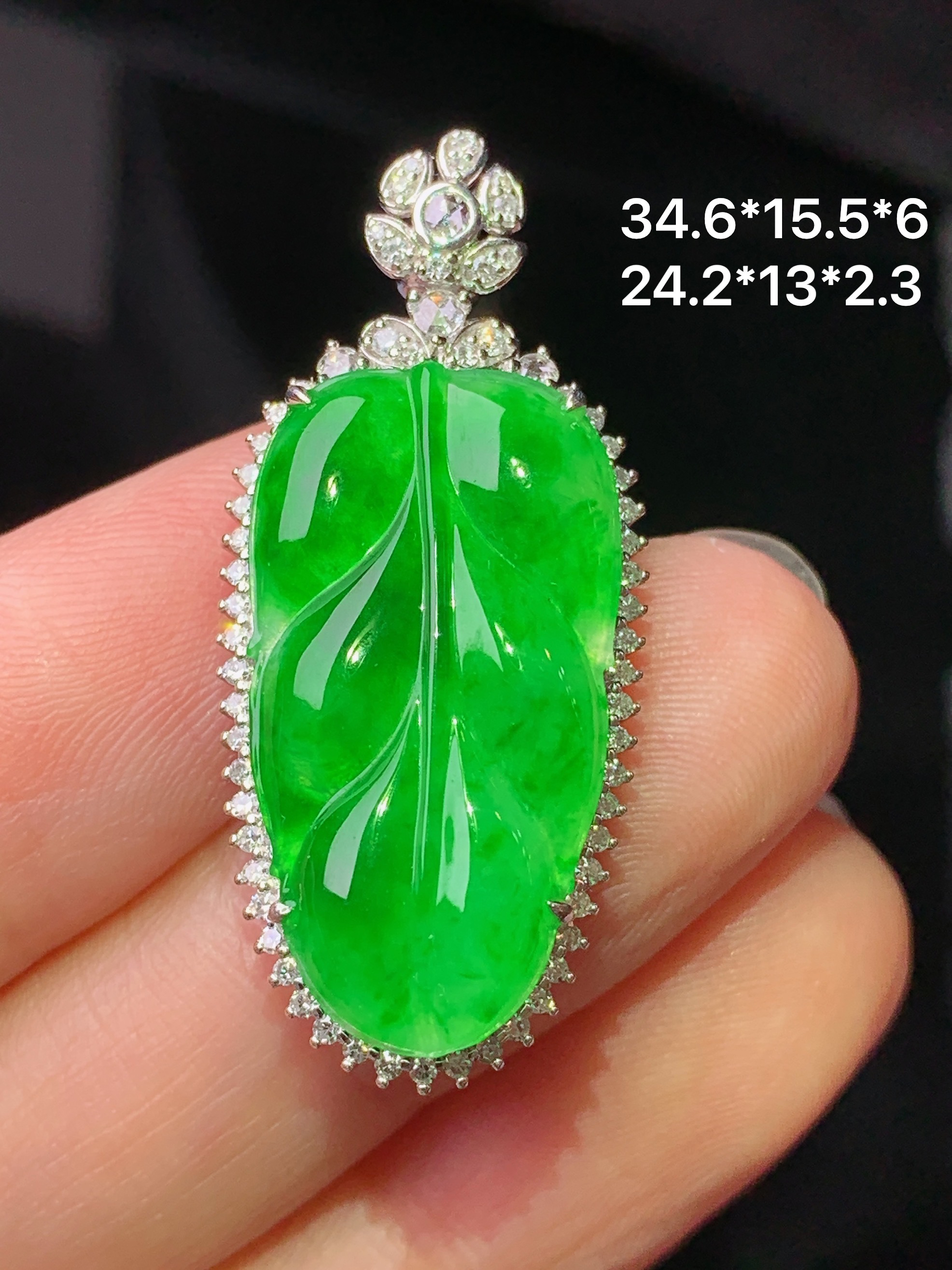 18k金钻镶嵌翠绿树叶吊坠 玉质细腻 色泽艳丽清新 水润亮眼 整体尺寸34.6*15.5*6m2