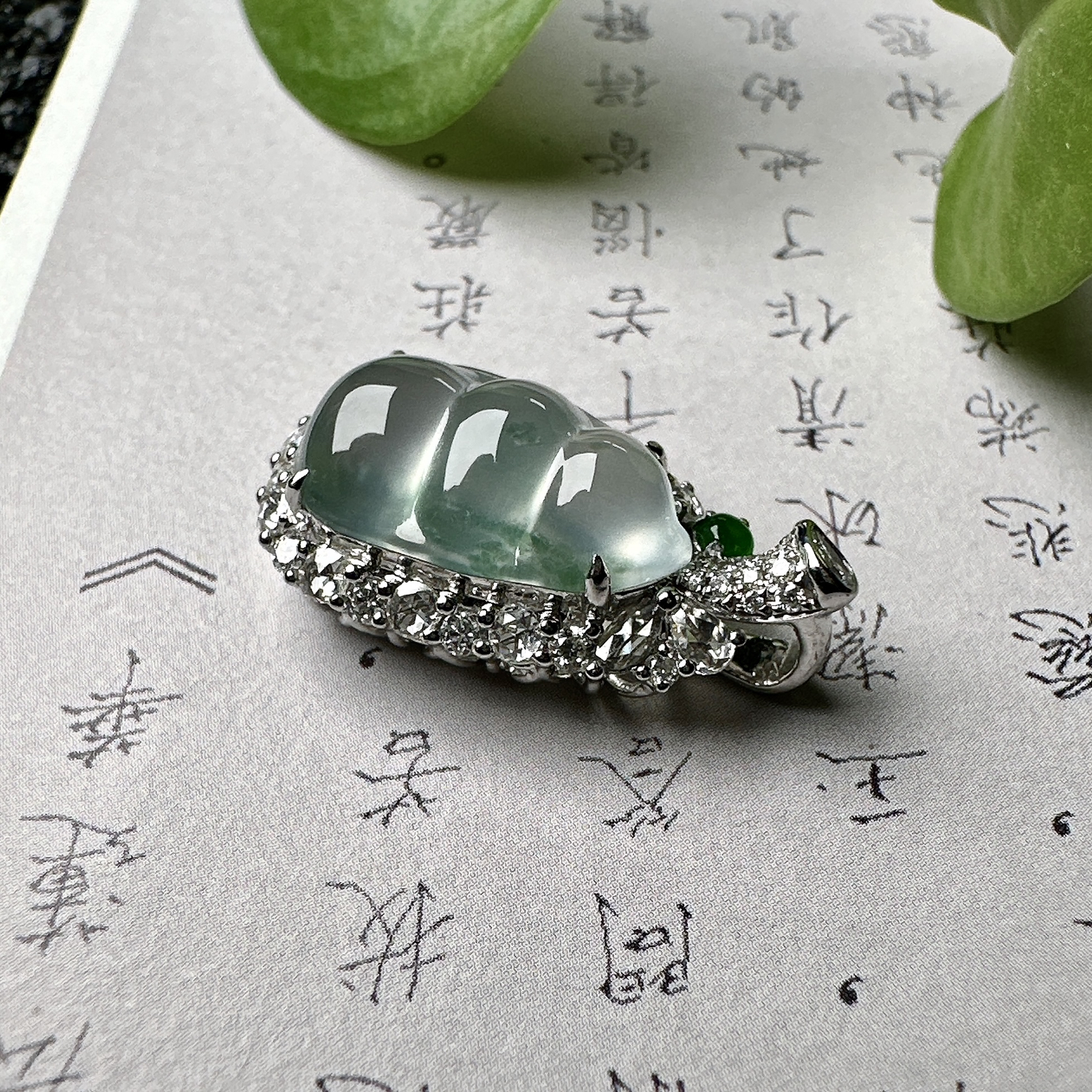 【玻璃种飘花福豆吊坠】种地上乘，冰感十足，通透起光，饱满圆润，收藏品质，18k金钻镶嵌，裸石尺寸14.4*8.7*4.1毫米