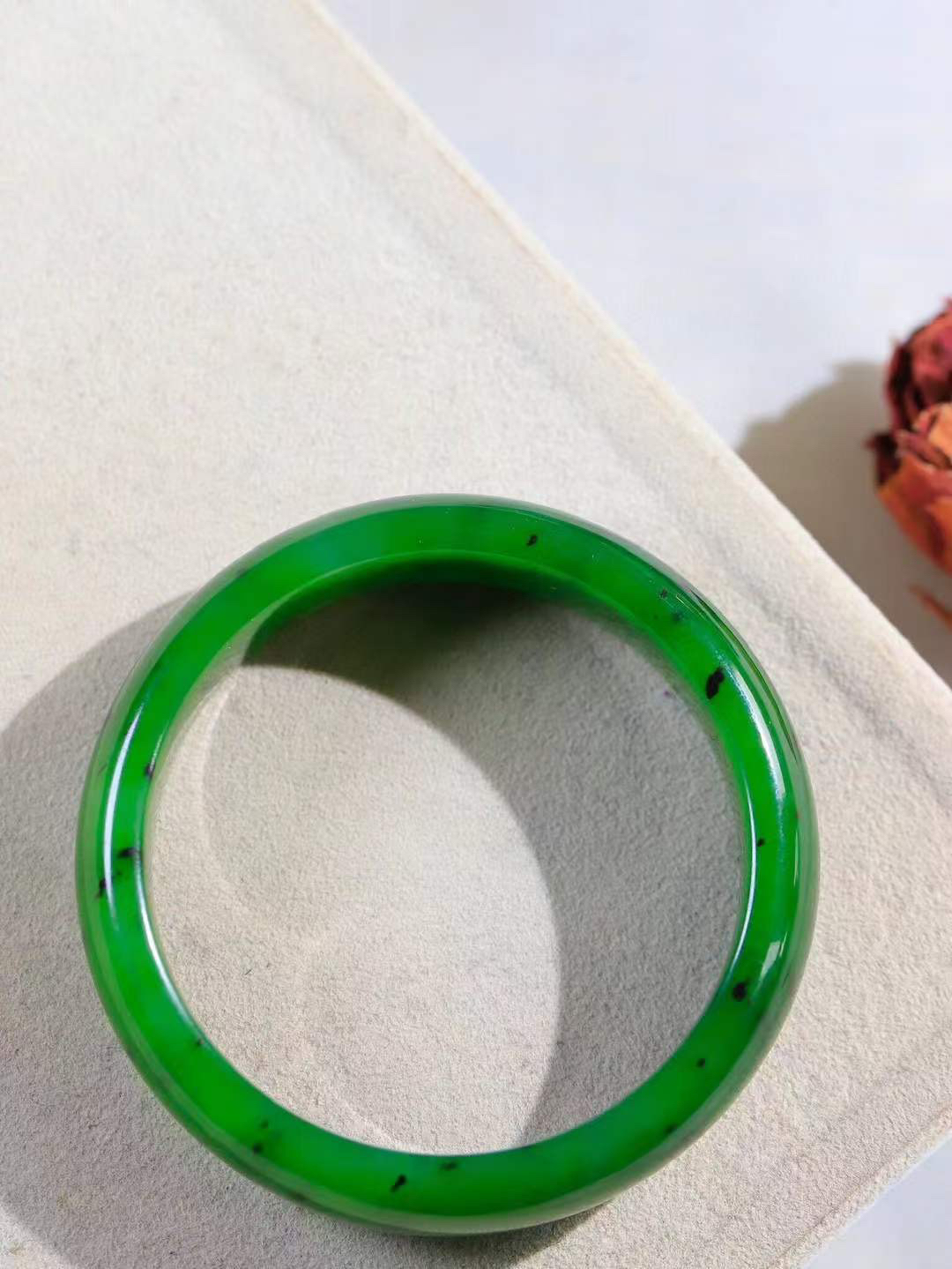 【悠悠芳华.镯】

精品和田玉碧玉手镯 玉质温润 青葱岁月，尽收腕中，婉转流畅，凝岁月悠长。盈一眸恬淡，挽一抹绿意。
重64克   内径58mm尺寸16.2-7.5mm   FDL-8640516