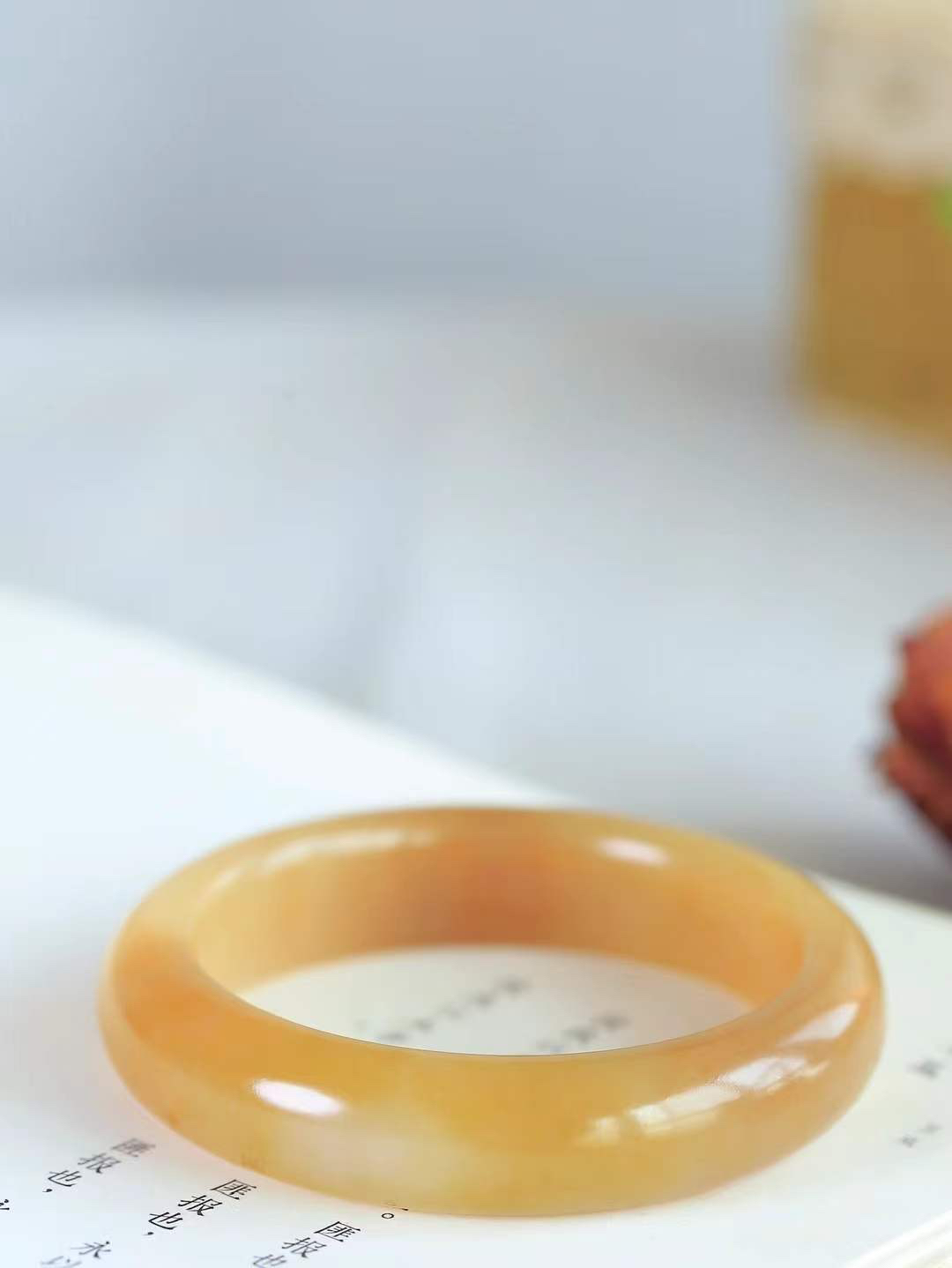 【情有独钟.手镯】

精品和田玉糖玉手镯 玉质温润细腻 油性十足 手感舒适，高华雅逸，线条流畅，简