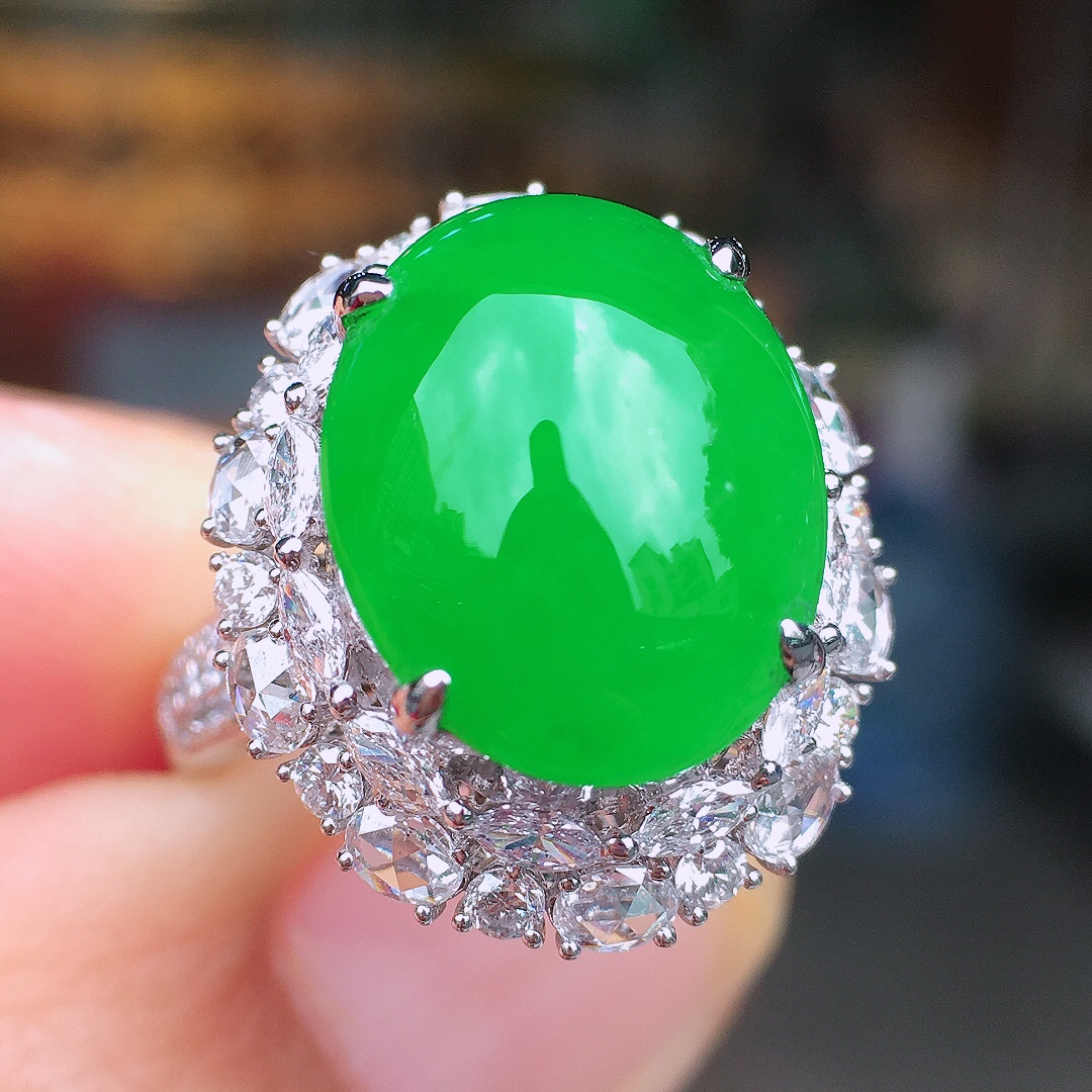 阳绿蛋面戒指，色泽均匀艳丽，玉质细腻，荧光感超
强，饱满圆润，尽显优雅气质，18k
金豪华镶嵌