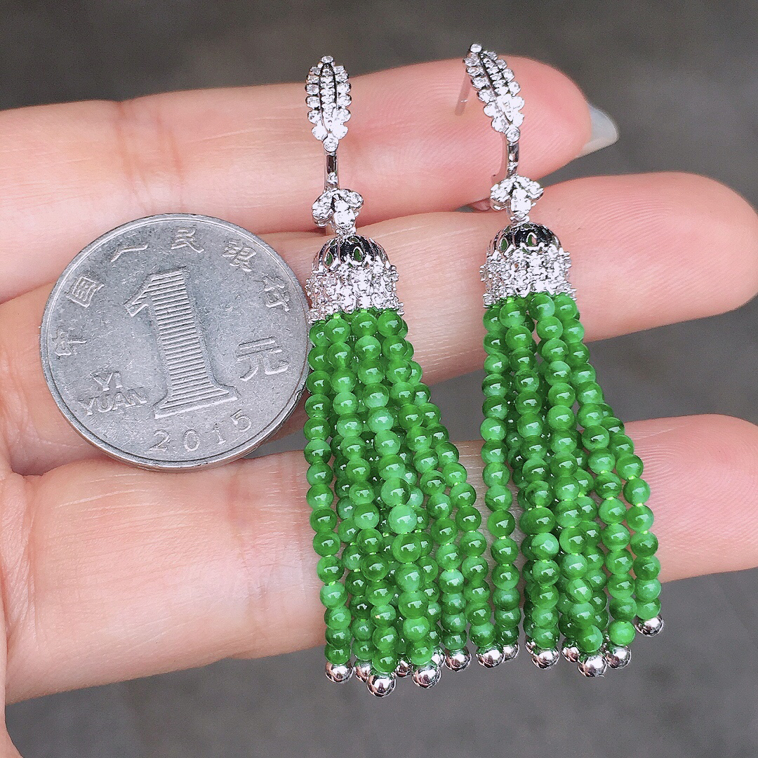 阳绿珠子耳坠，色泽均匀艳丽，玉质细腻，荧光感超
强，饱满圆润，尽显优雅气质，18k
金豪华镶嵌