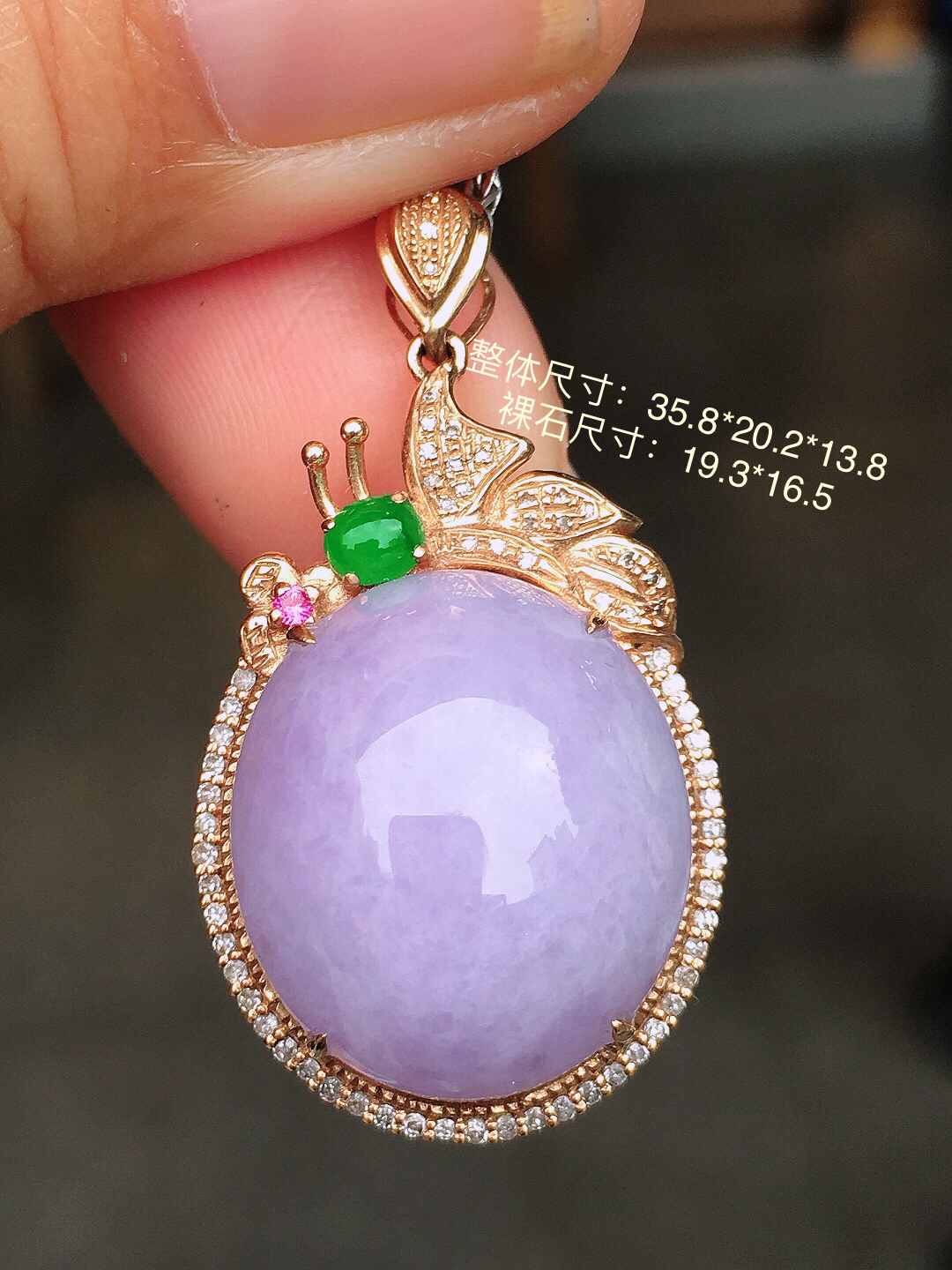 紫罗兰蛋面吊坠，色泽均匀艳丽，玉质细腻，荧光感超
强，饱满圆润，尽显优雅气质，18k
金豪华镶嵌