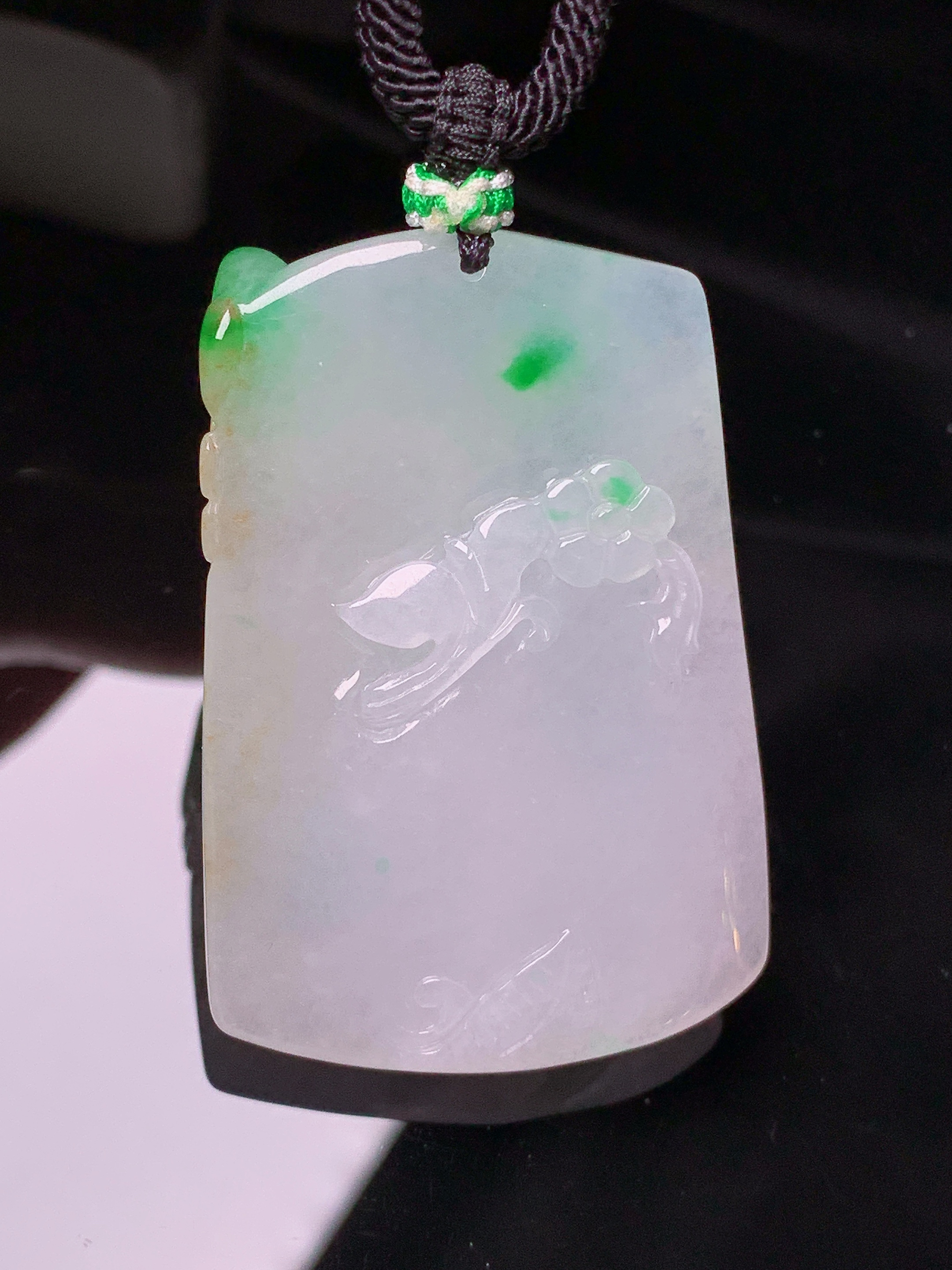 飘绿梅花鹿牌吊坠 玉质细腻 色泽艳丽清新 水润亮眼 整体尺寸46.7*32*9.3a5