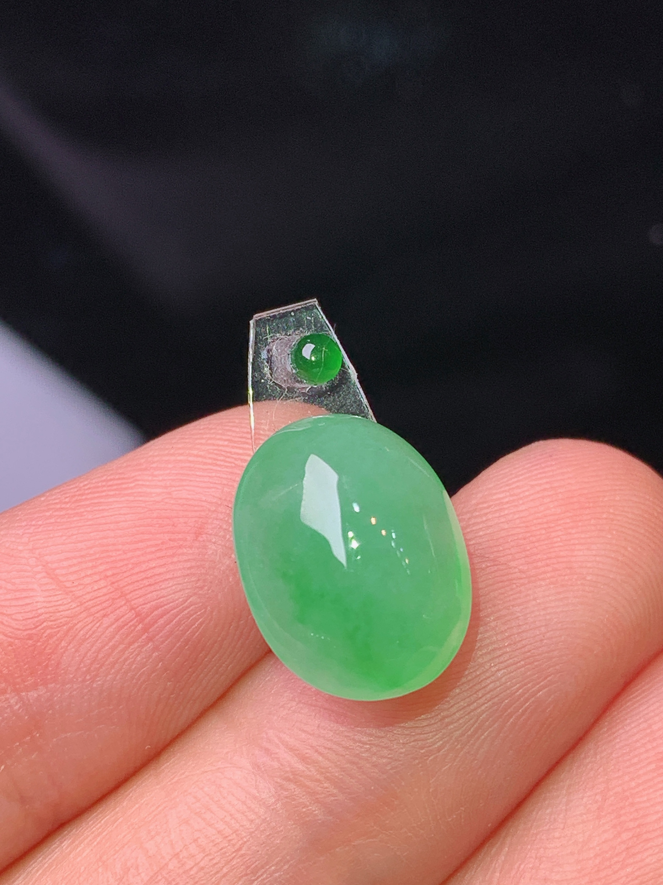 镶嵌款 翠绿蛋面吊坠 玉质细腻 色泽艳丽清新 水润亮眼 整体尺寸13.3*10*7*2x