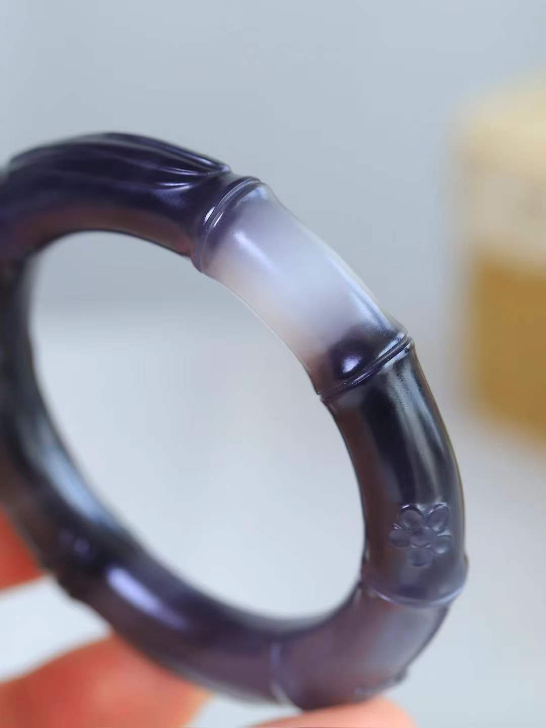 【节节高升.手镯】

精品和田玉烟紫白双色竹手镯，玉质温润细腻，苏工精雕竹节，竹子品德高尚，生而有节，象征气节正直、不屈不俗。竹叶纤秀俊逸，舒展自如，迎风摇曳，柔美清逸，清新典雅。️整器画面空灵简洁佩于胸前，寓意祝福，高风亮节，步步高升。
内径53mm尺寸12-12.6mm重60克9947377T