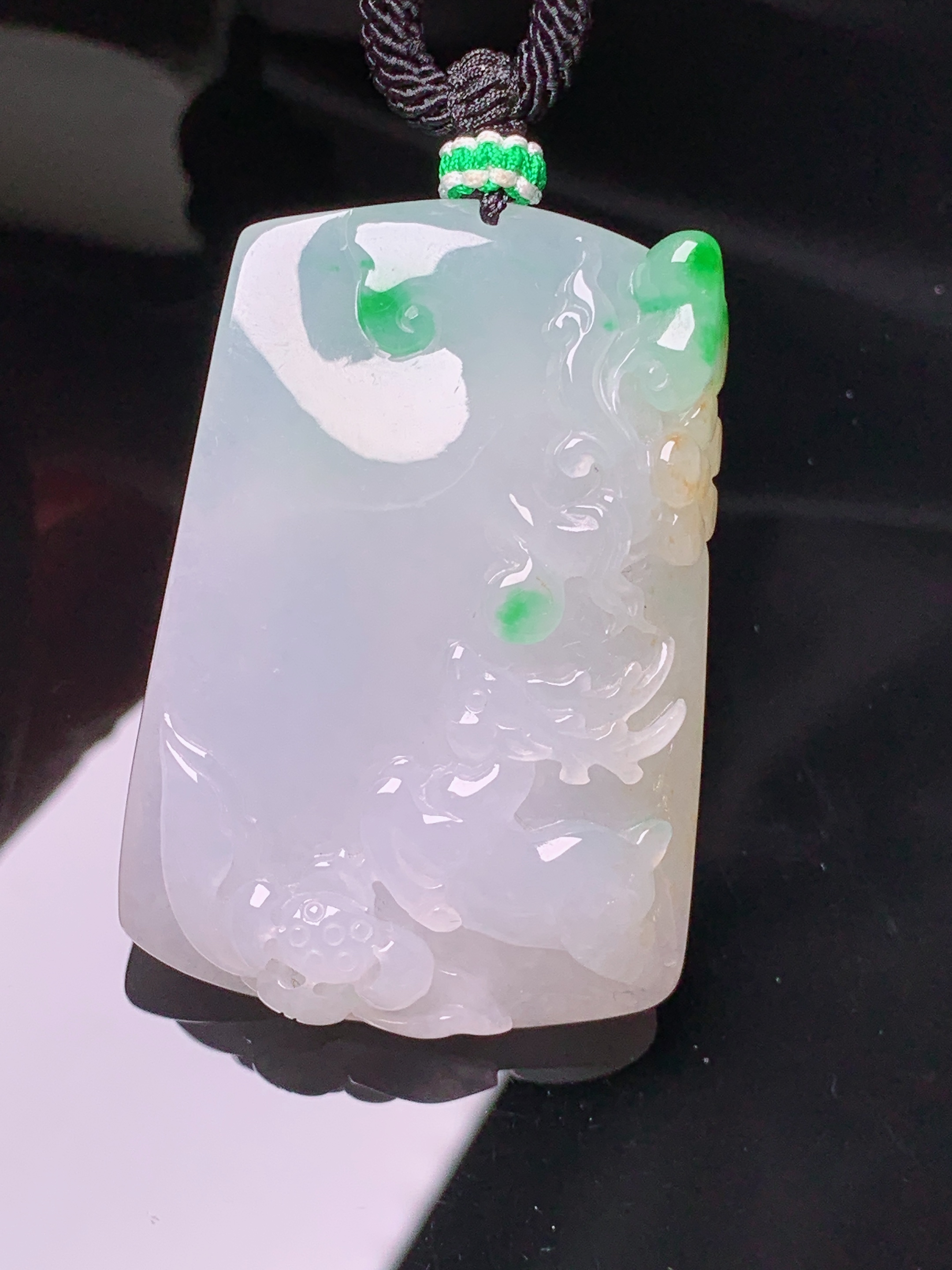 飘绿梅花鹿牌吊坠 玉质细腻 色泽艳丽清新 水润亮眼 整体尺寸46.7*32*9.3a5