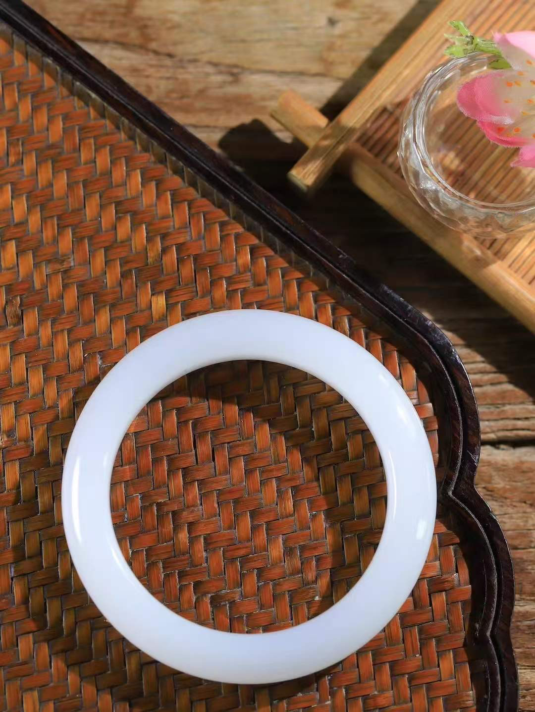 【腕间柔情.手镯】   

精品和田玉白玉手镯 玉质温润细腻 油性十足 古朴秀雅 轻抚岁月的栏杆软香温玉，腕间玉镯轻轻晃动，令人情动心间，撷一缕月末的芬芳，把心思铺陈，时光静美，惟有你最温柔。重53.6克   尺寸54.5-11.2-9.8mm  4640555A