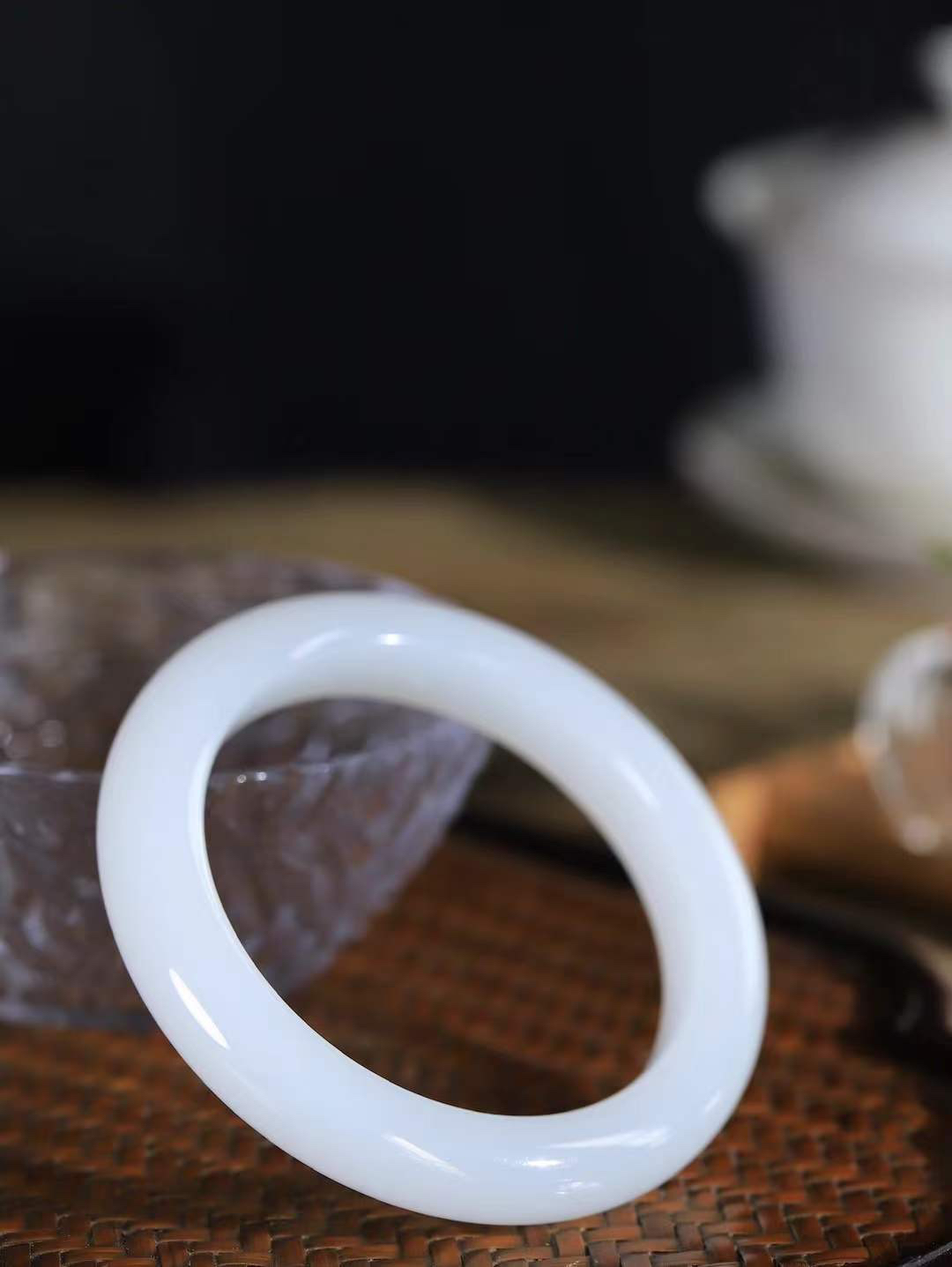 【腕间柔情.手镯】   

精品和田玉白玉手镯 玉质温润细腻 油性十足 古朴秀雅 轻抚岁月的栏杆软香温玉，腕间玉镯轻轻晃动，令人情动心间，撷一缕月末的芬芳，把心思铺陈，时光静美，惟有你最温柔。重53.6克   尺寸54.5-11.2-9.8mm  4640555A